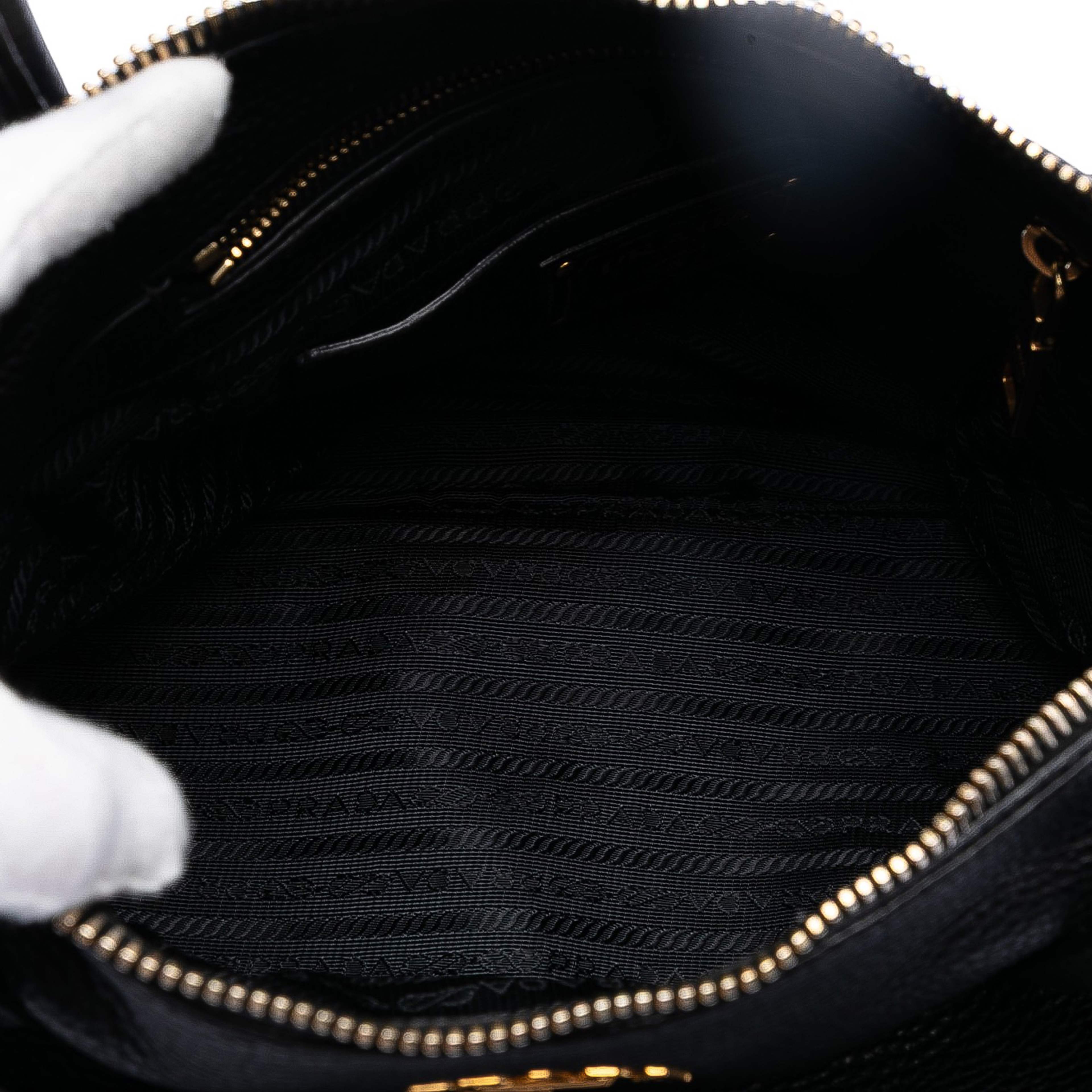 Prada Vitello Daino Zip Top Convertible Tote, från Luxclusif, i färgen black. Klicka för att öppna bilden i stort format