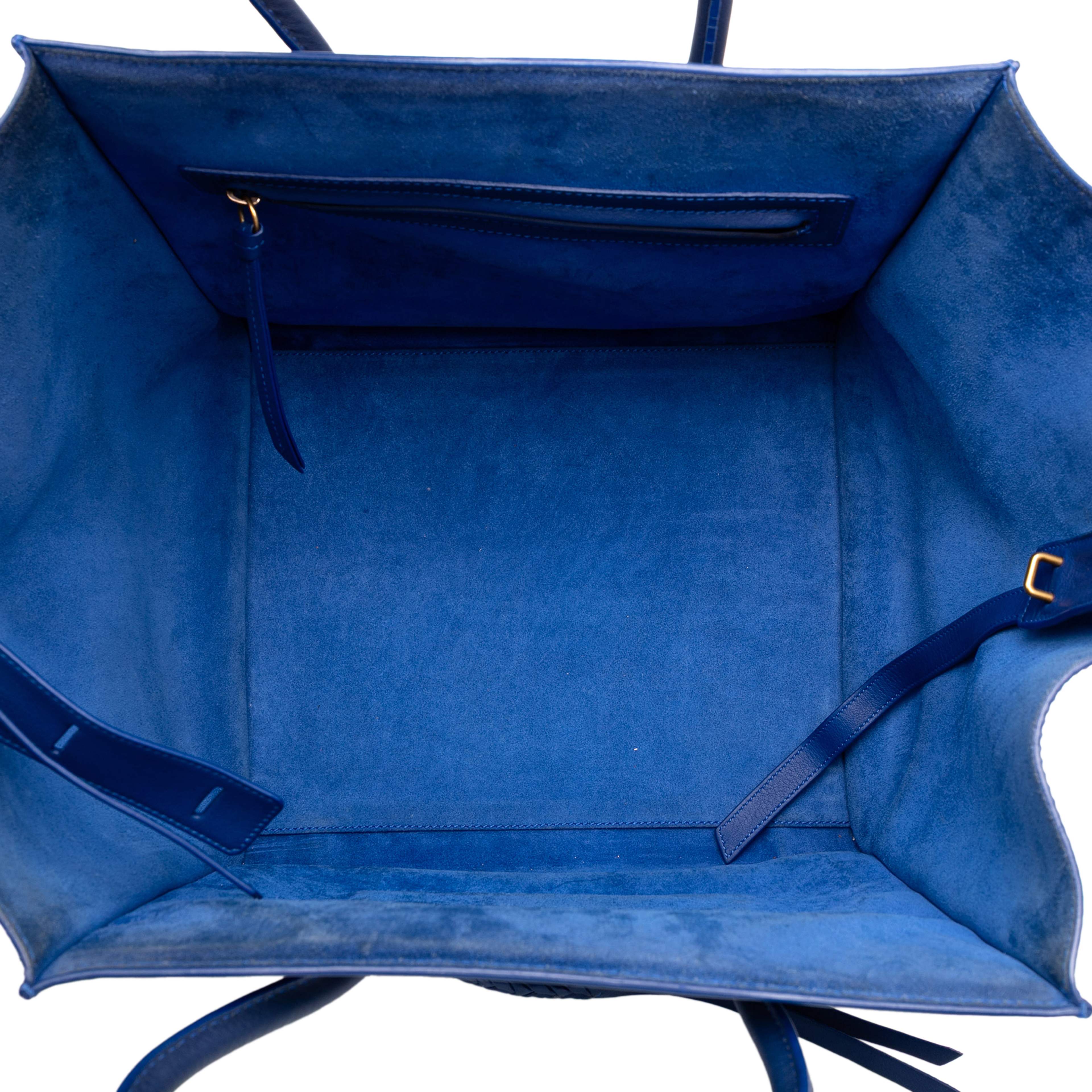 Celine Medium Grained Calfskin Phantom Luggage Tote, från Luxclusif, i färgen blue. Klicka för att öppna bilden i stort format