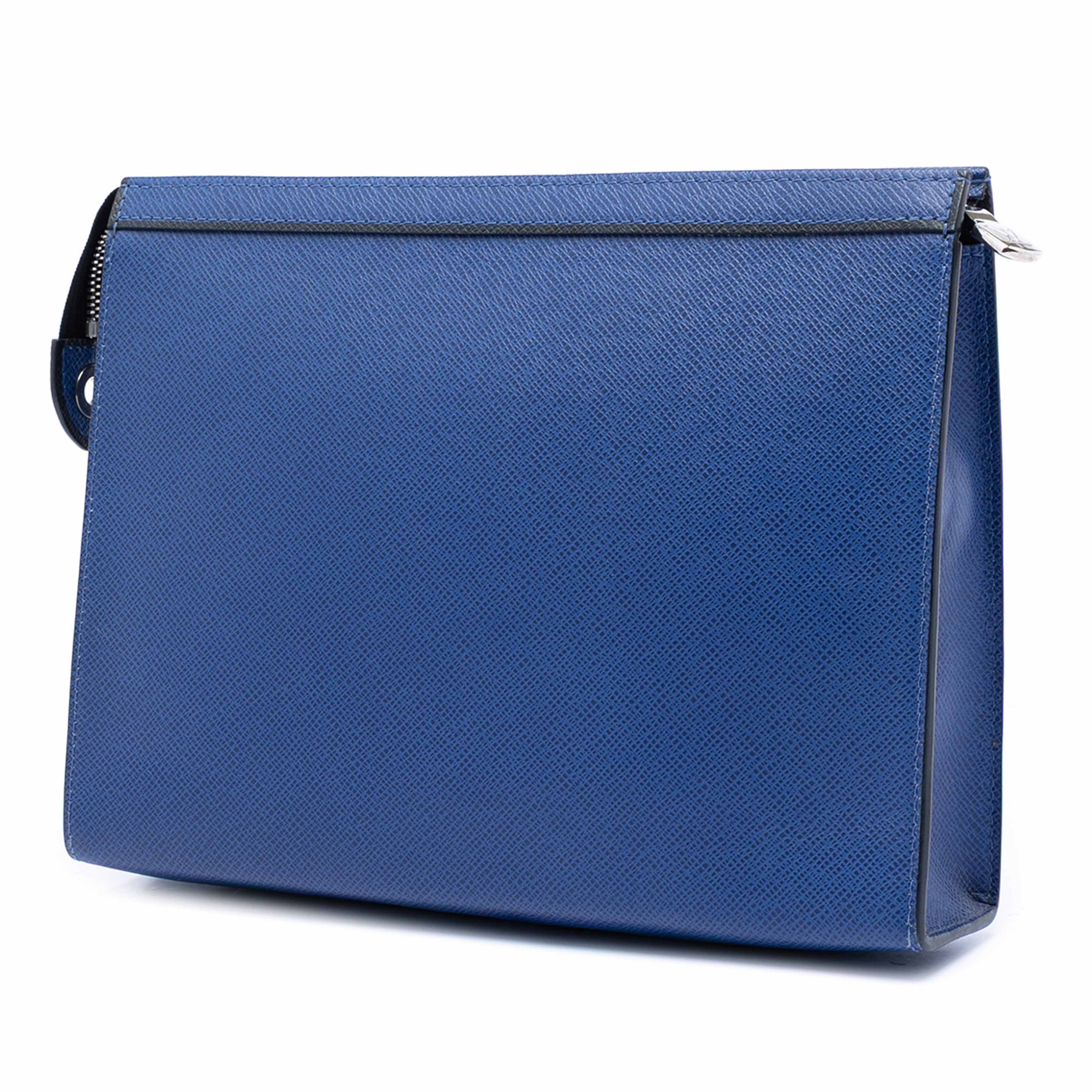 Louis Vuitton Taiga Pochette Voyage Mm, från Luxclusif, i färgen blue. Klicka för att öppna bilden i stort format