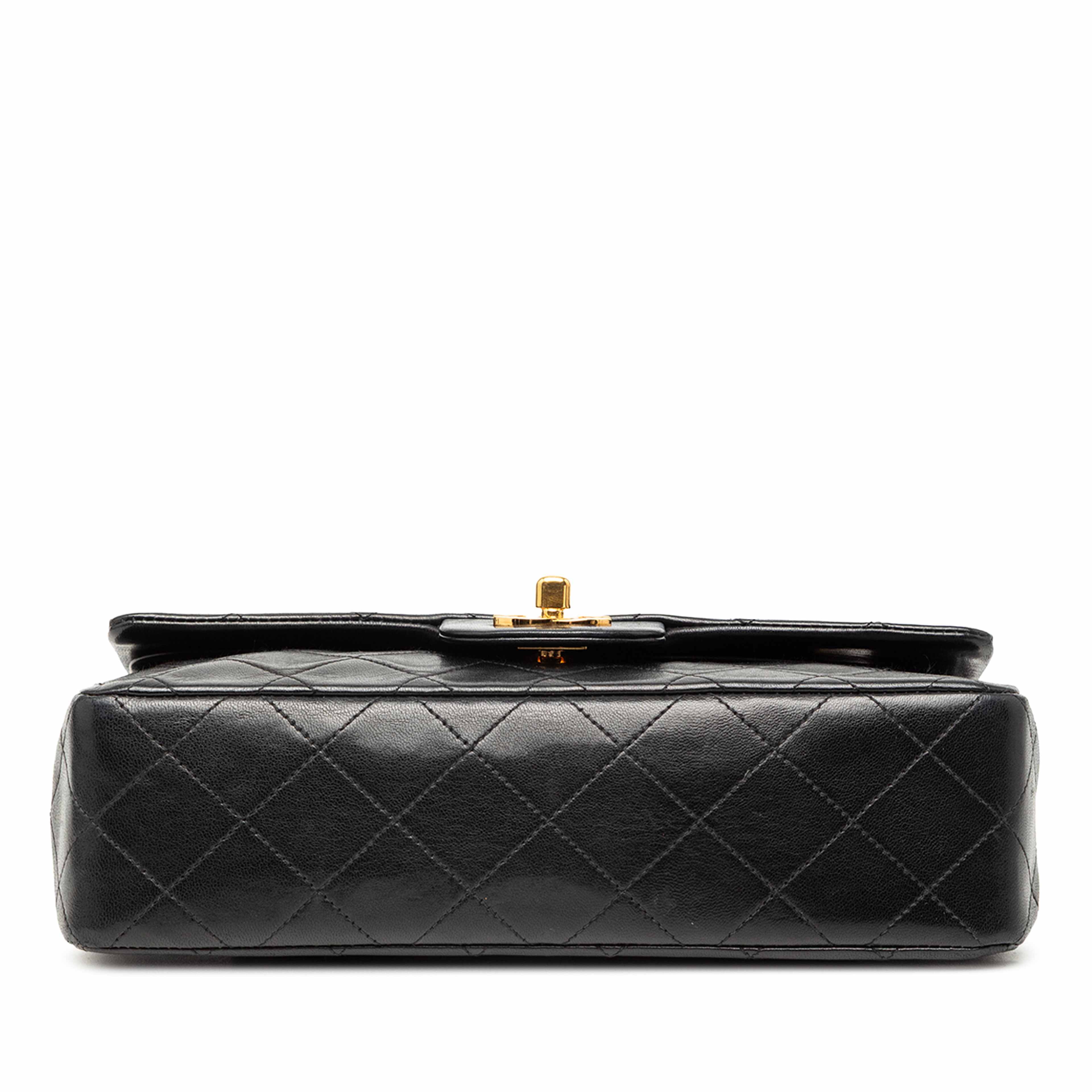 Chanel Small Classic Lambskin Double Flap, från Luxclusif, i färgen black. Klicka för att öppna bilden i stort format