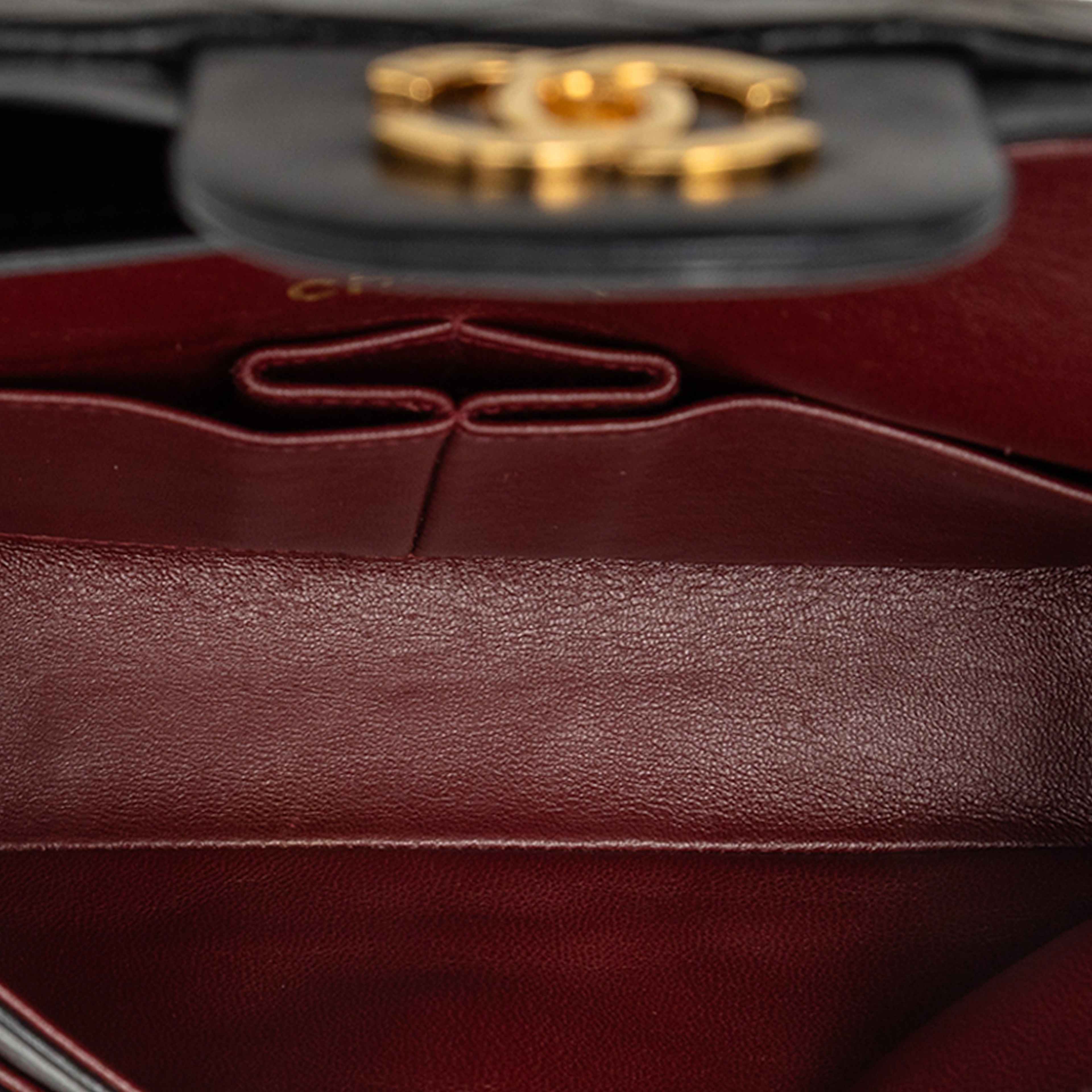 Chanel Small Classic Lambskin Double Flap, från Luxclusif, i färgen black. Klicka för att öppna bilden i stort format