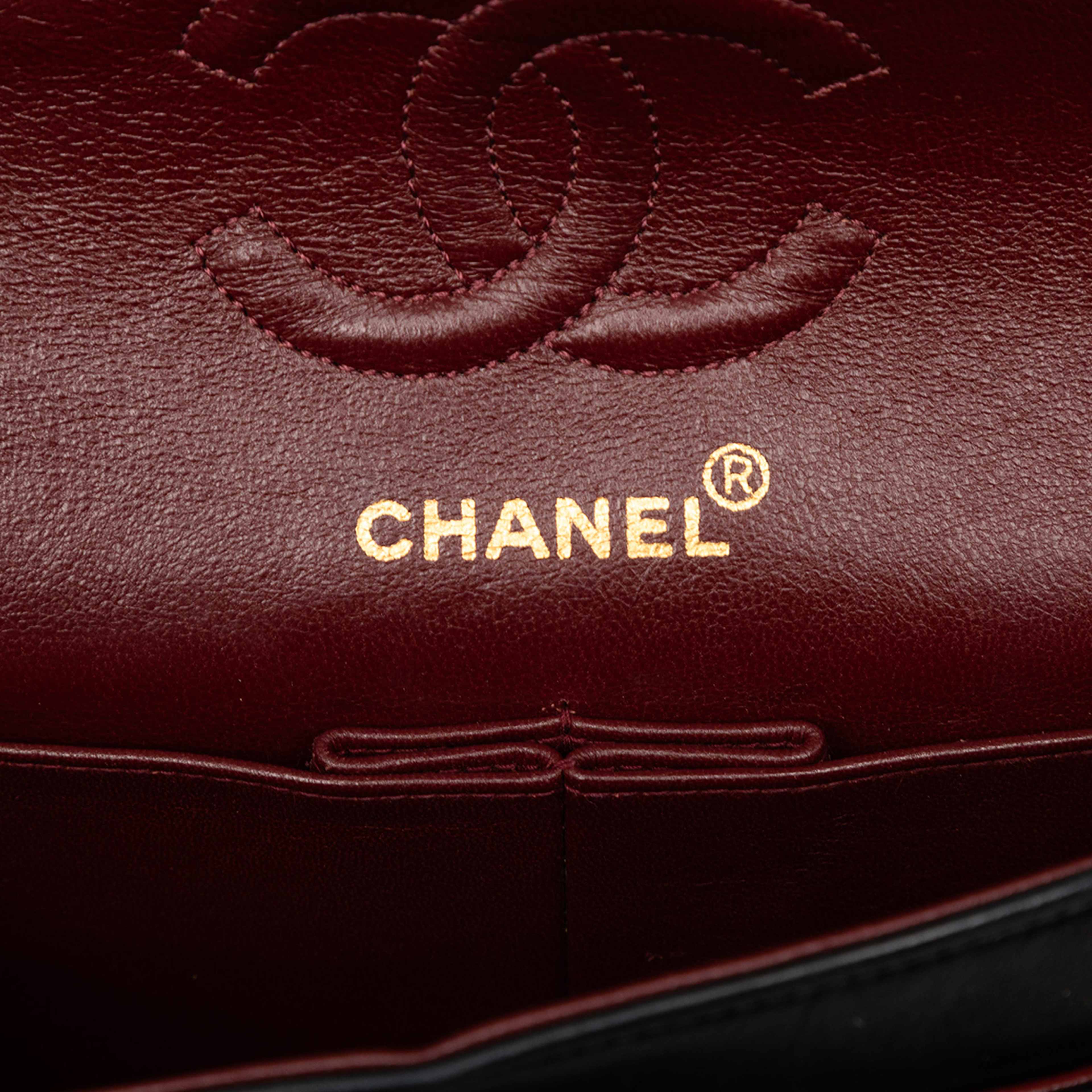 Chanel Small Classic Lambskin Double Flap, från Luxclusif, i färgen black. Klicka för att öppna bilden i stort format