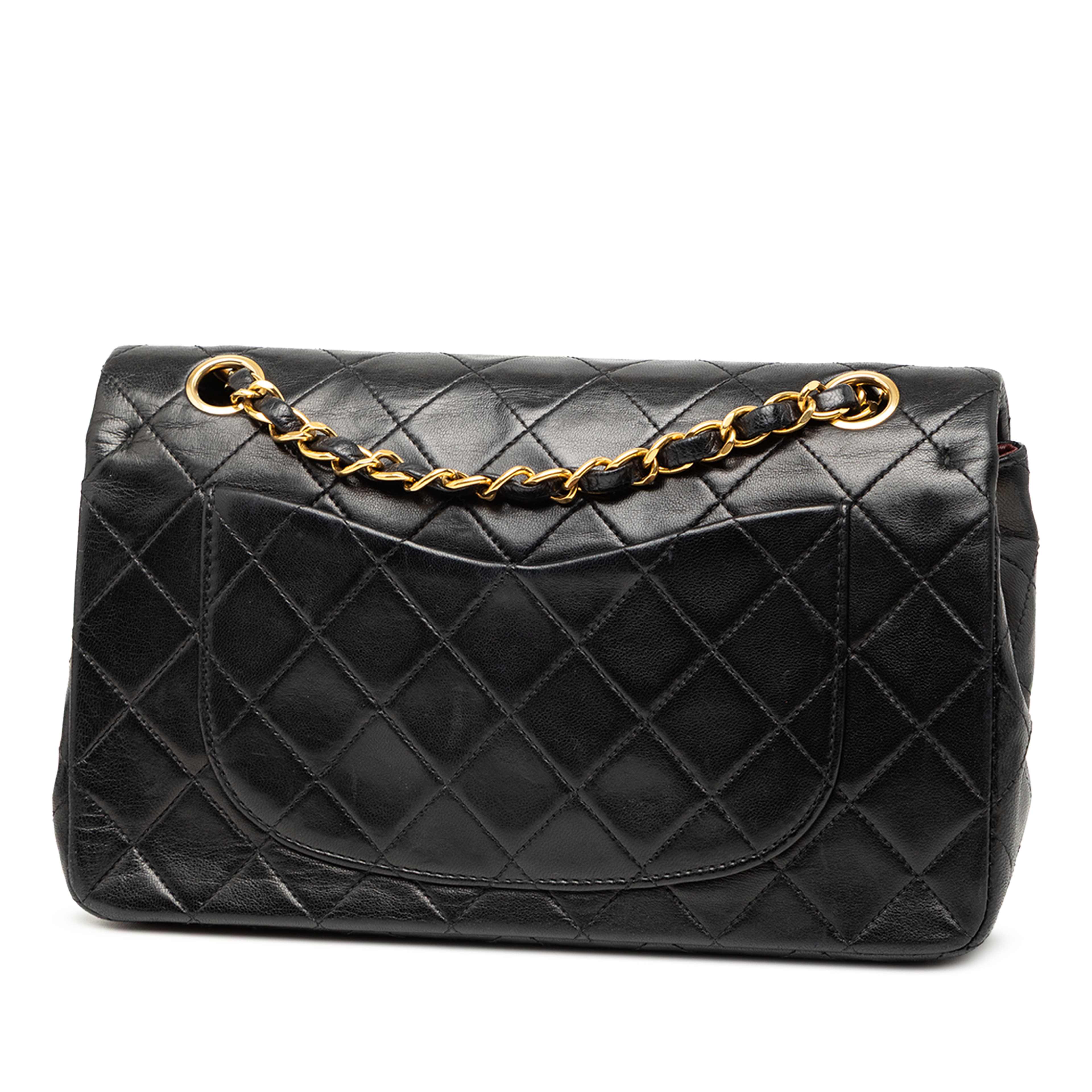 Chanel Small Classic Lambskin Double Flap, från Luxclusif, i färgen black. Klicka för att öppna bilden i stort format