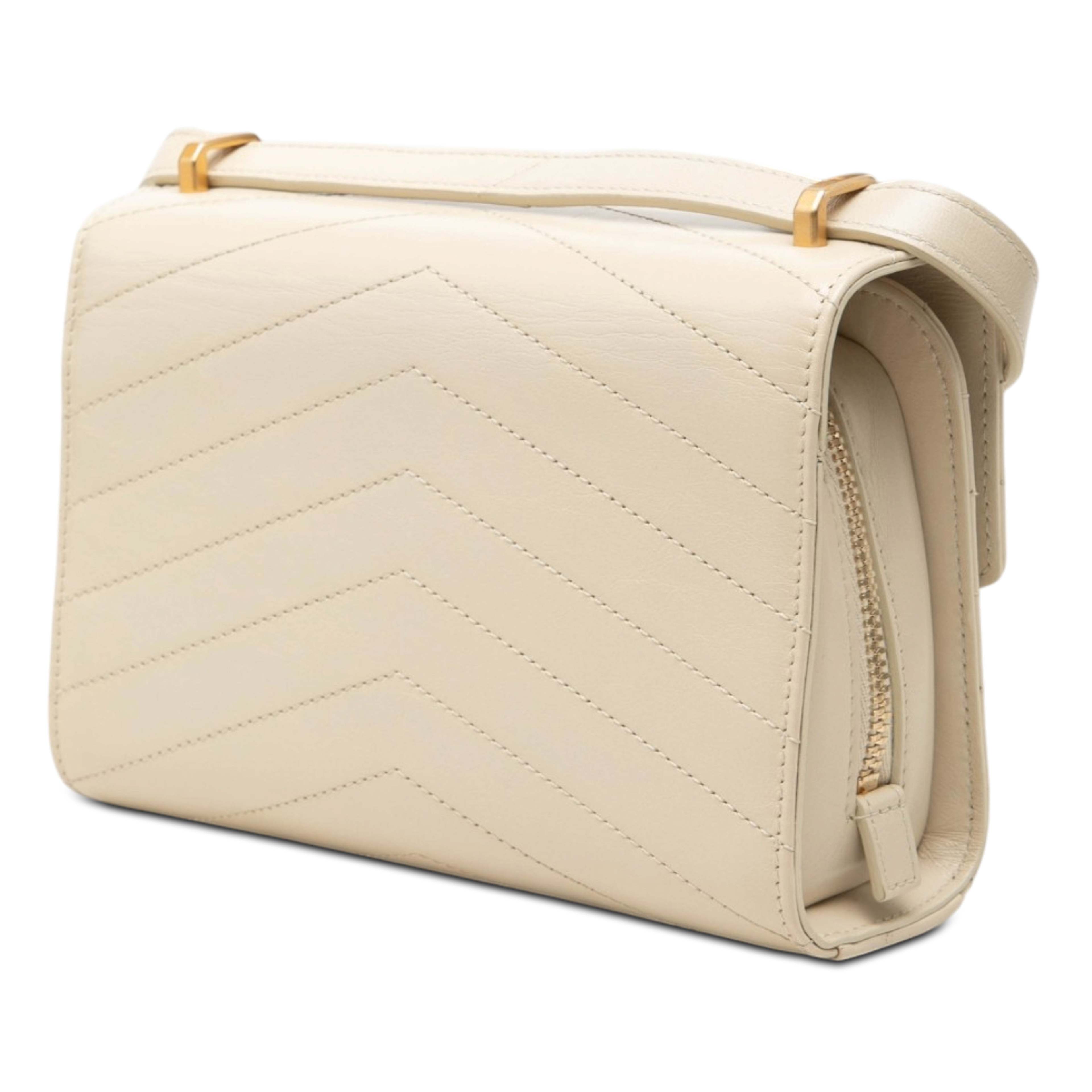 Chanel Small Cc Chevron Calfskin Medal Flap, från Luxclusif, i färgen brun. Klicka för att öppna bilden i stort format