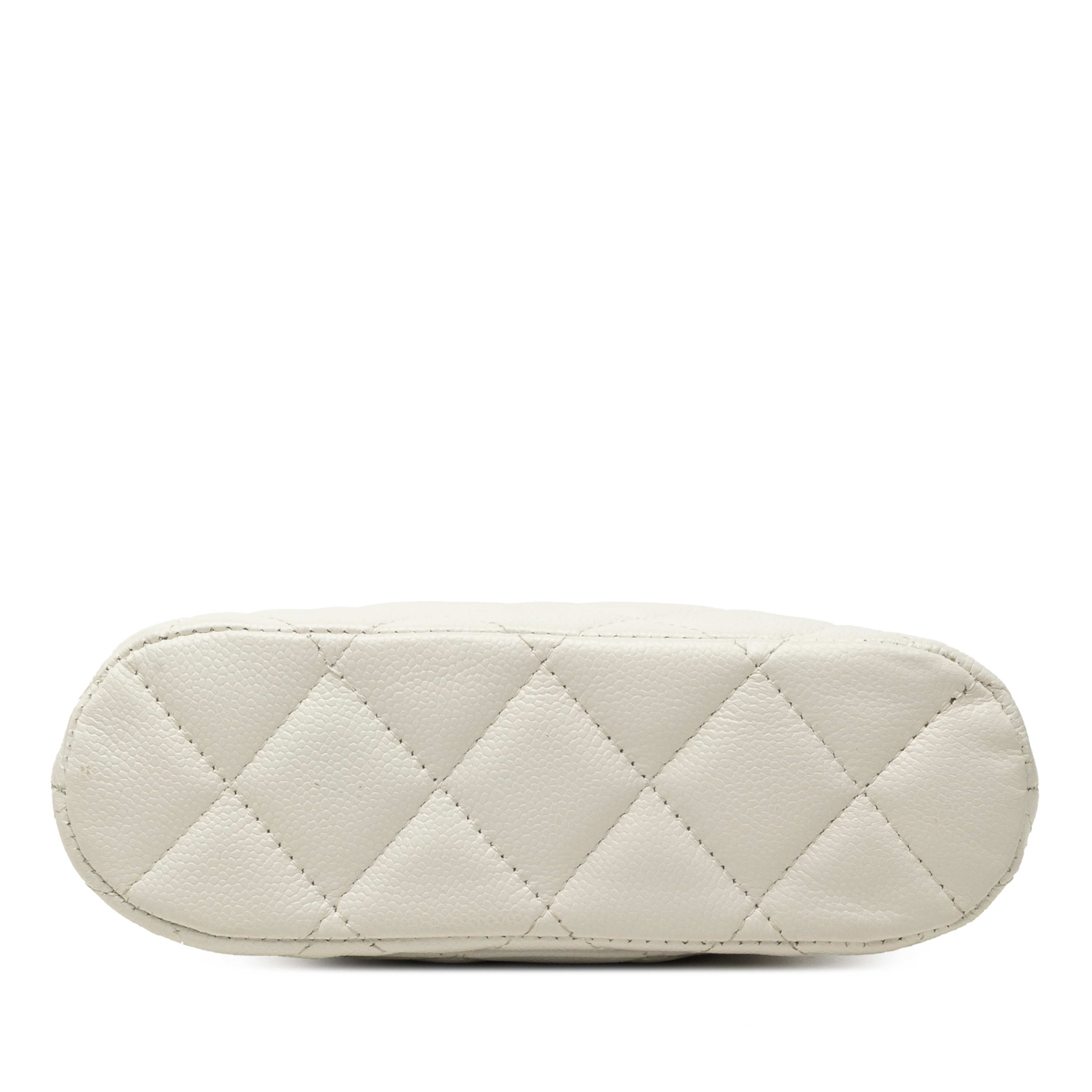 Chanel Mini Cc Quilted Caviar Dome Clutch With Chain, från Luxclusif, i färgen vit. Klicka för att öppna bilden i stort format