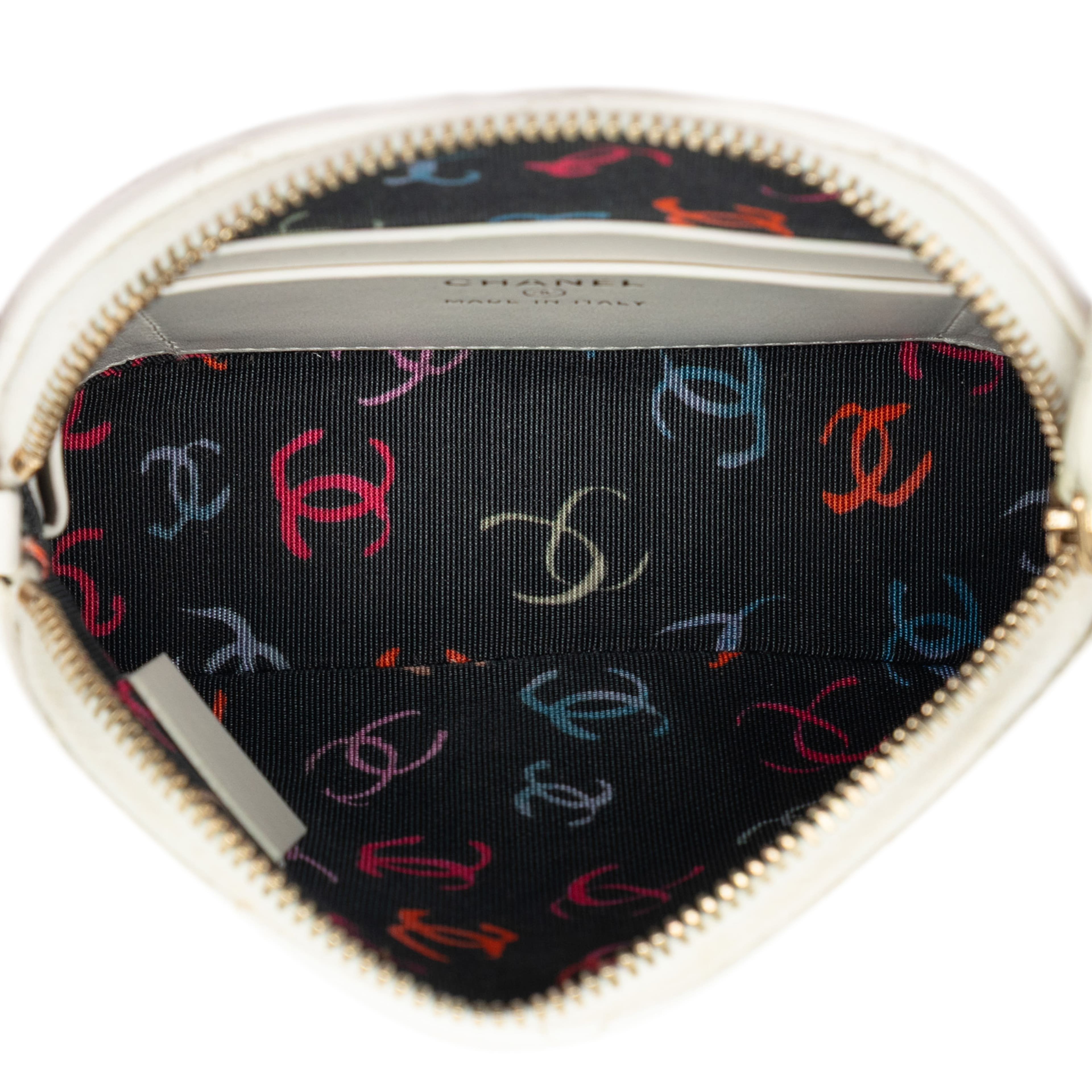 Chanel Mini Cc Quilted Caviar Dome Clutch With Chain, från Luxclusif, i färgen vit. Klicka för att öppna bilden i stort format
