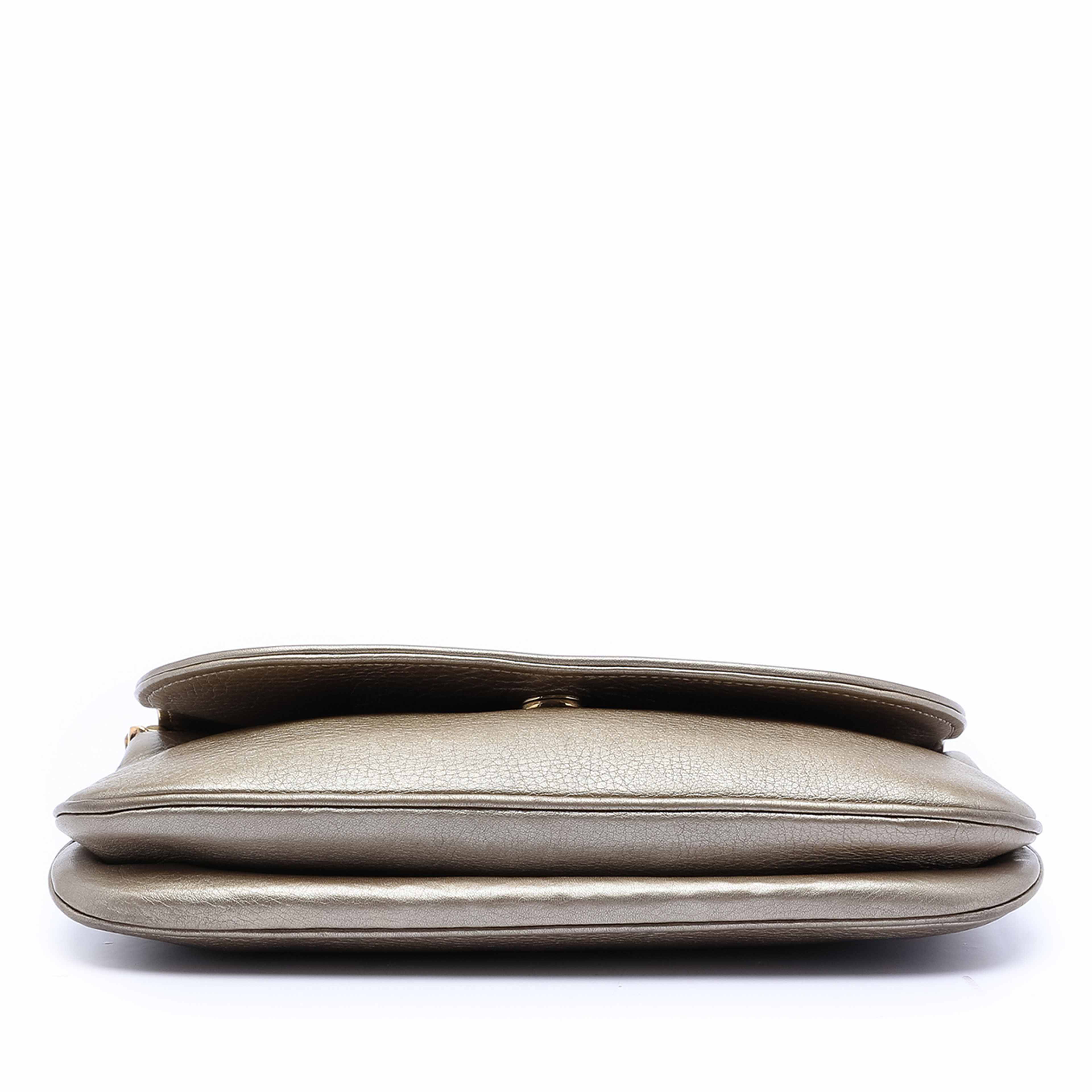 Gucci Medium Leather 1973 Chain Crossbody, från Luxclusif, i färgen gold. Klicka för att öppna bilden i stort format