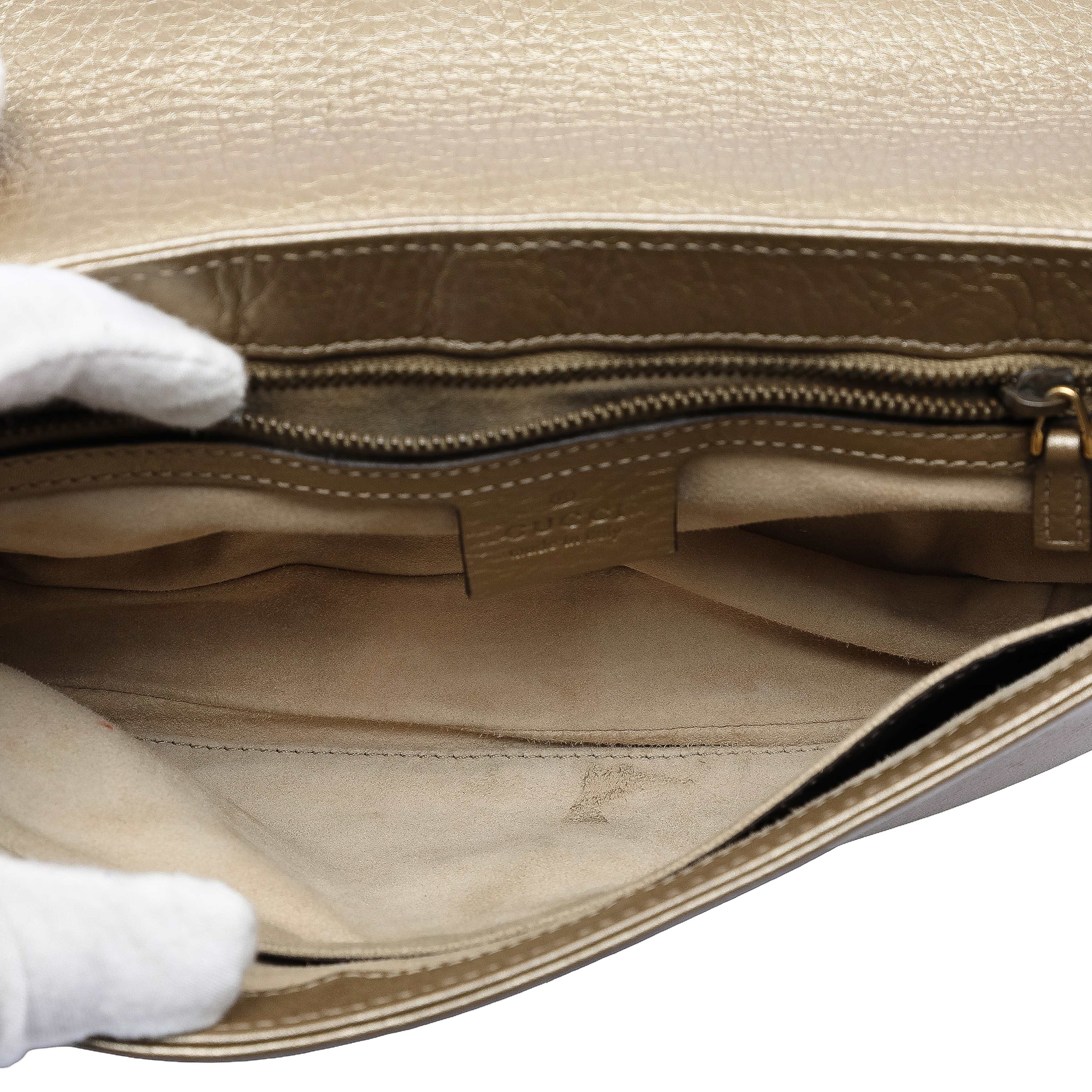 Gucci Medium Leather 1973 Chain Crossbody, från Luxclusif, i färgen gold. Klicka för att öppna bilden i stort format