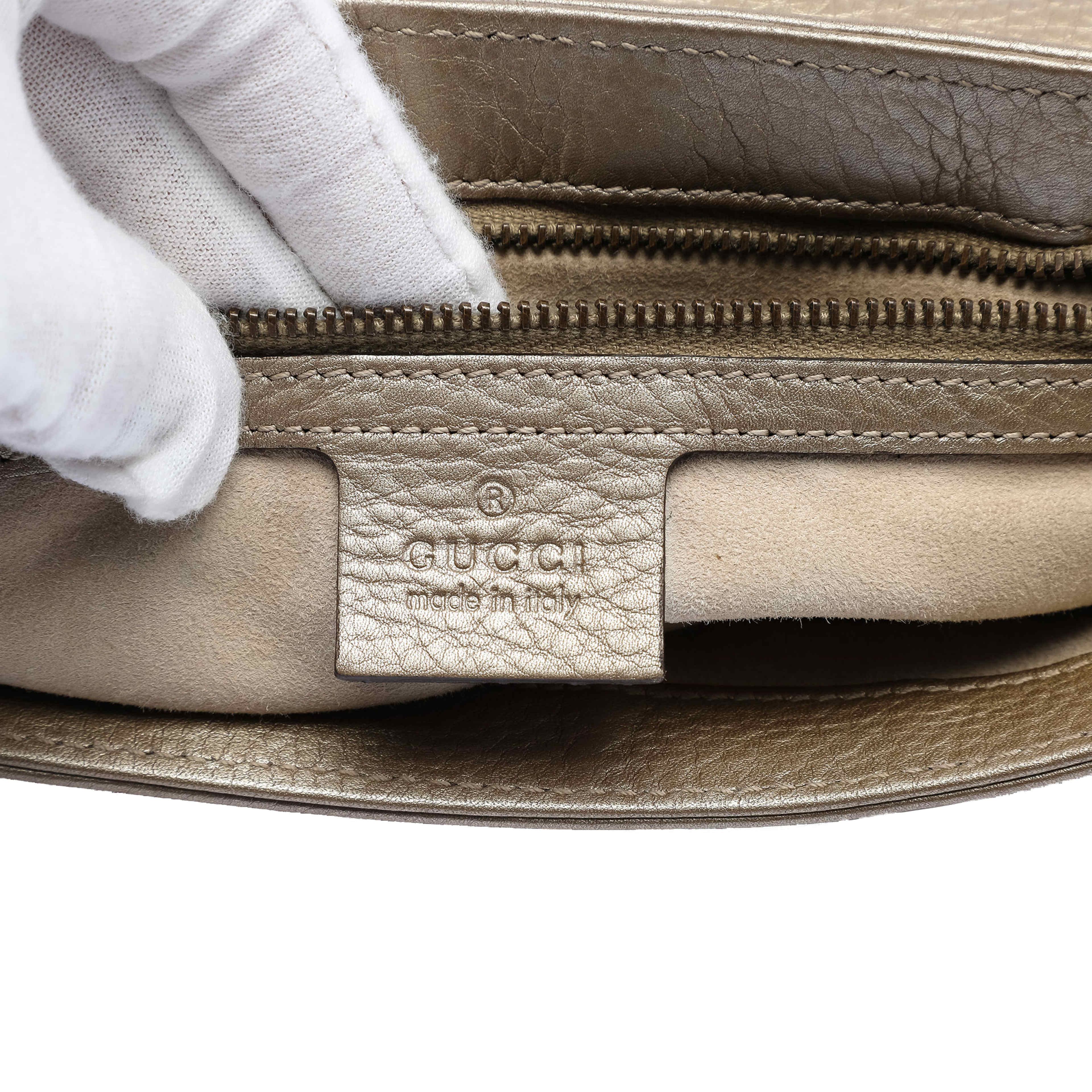 Gucci Medium Leather 1973 Chain Crossbody, från Luxclusif, i färgen gold. Klicka för att öppna bilden i stort format