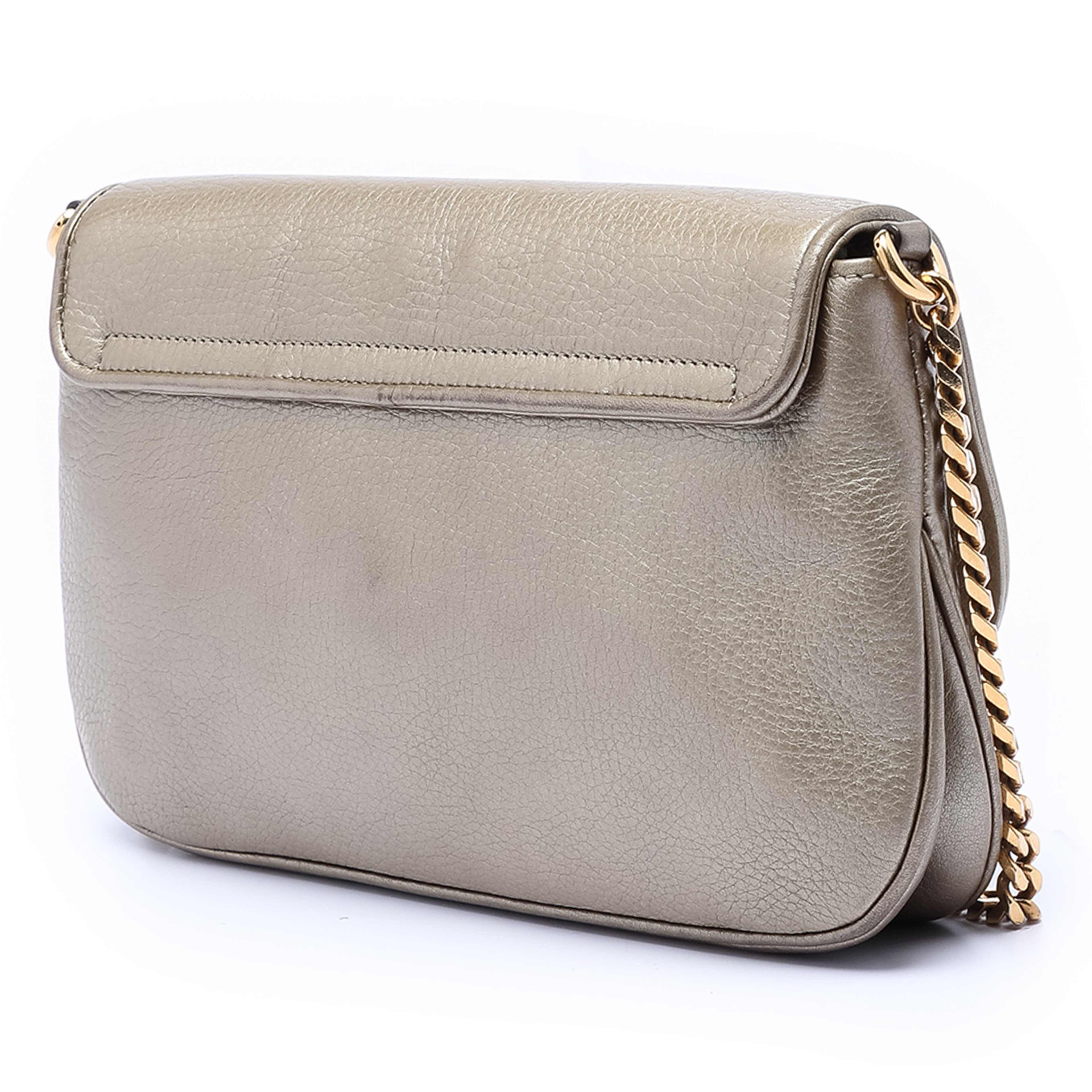 Gucci Medium Leather 1973 Chain Crossbody, från Luxclusif, i färgen gold. Klicka för att öppna bilden i stort format