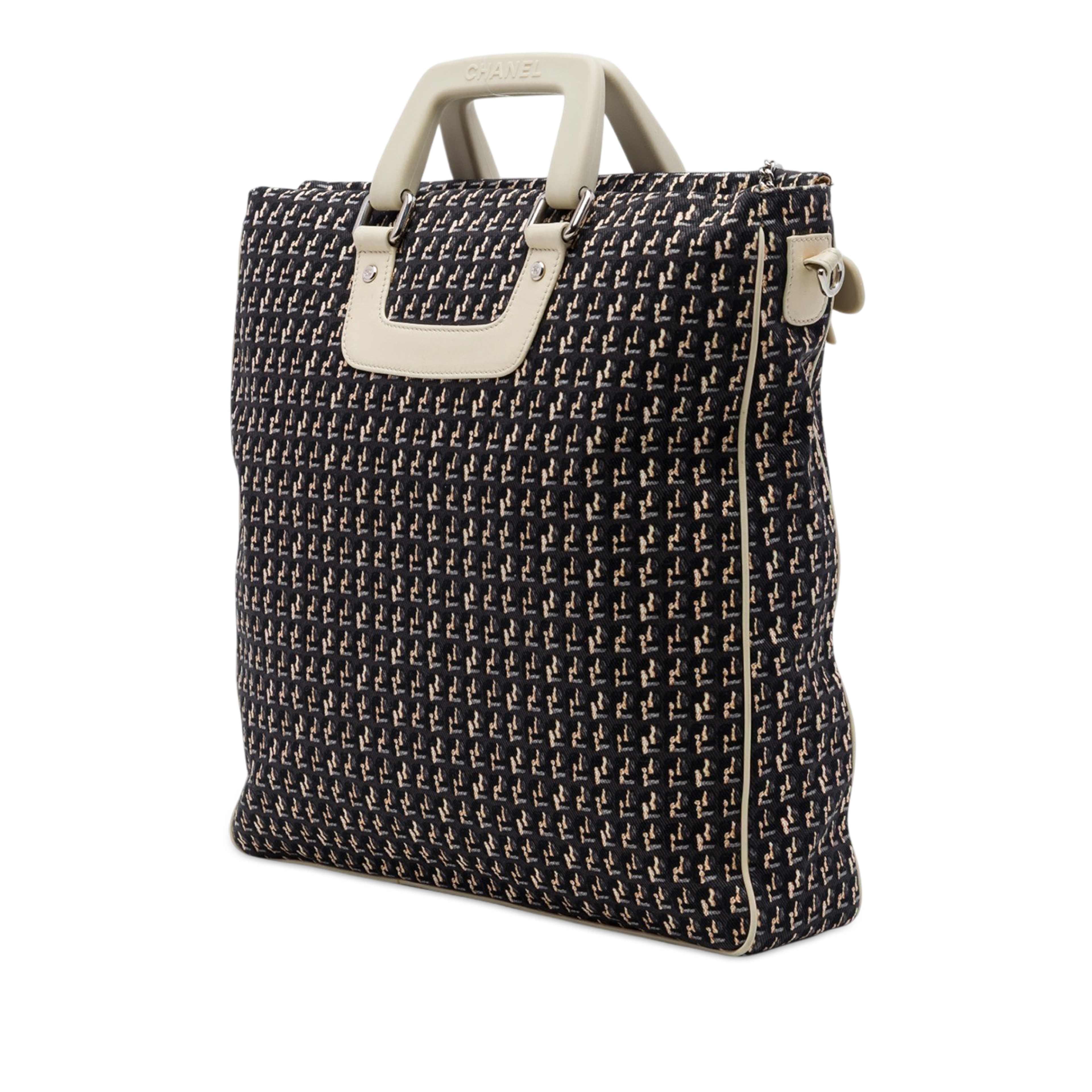 Chanel Cc Canvas Clover Vertical Tote, från Luxclusif, i färgen svart. Klicka för att öppna bilden i stort format