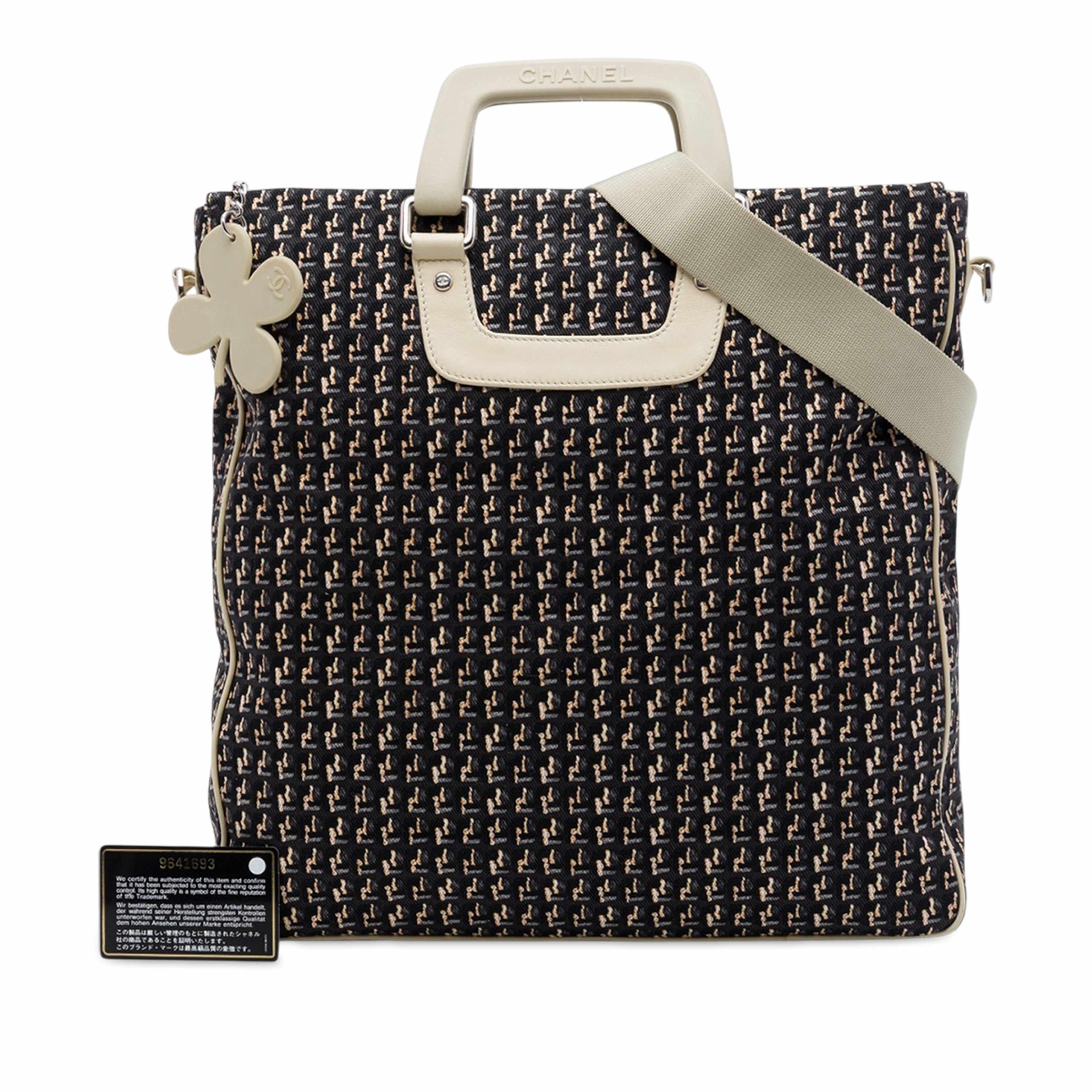 Chanel Cc Canvas Clover Vertical Tote, från Luxclusif, i färgen svart. Klicka för att öppna bilden i stort format