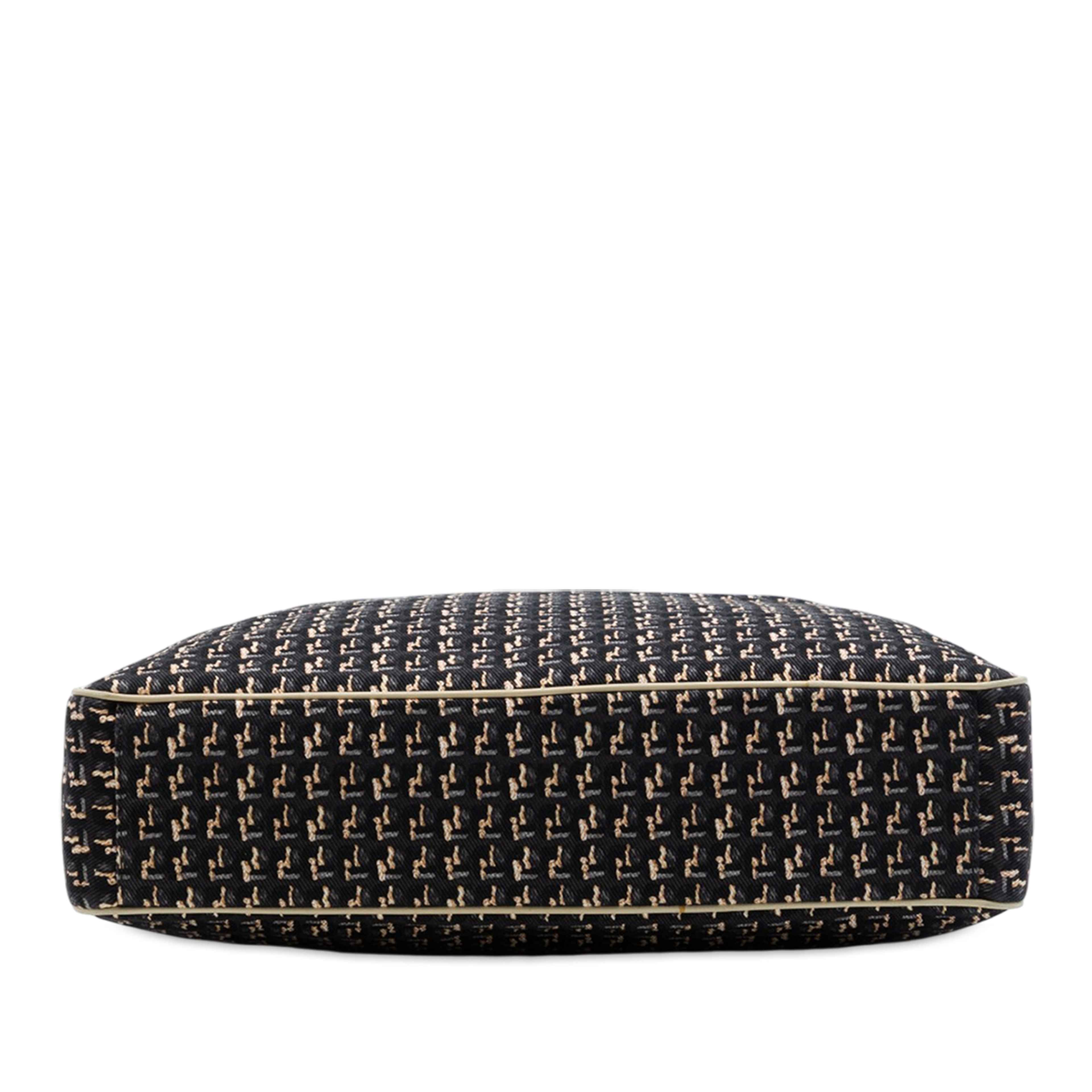 Chanel Cc Canvas Clover Vertical Tote, från Luxclusif, i färgen svart. Klicka för att öppna bilden i stort format