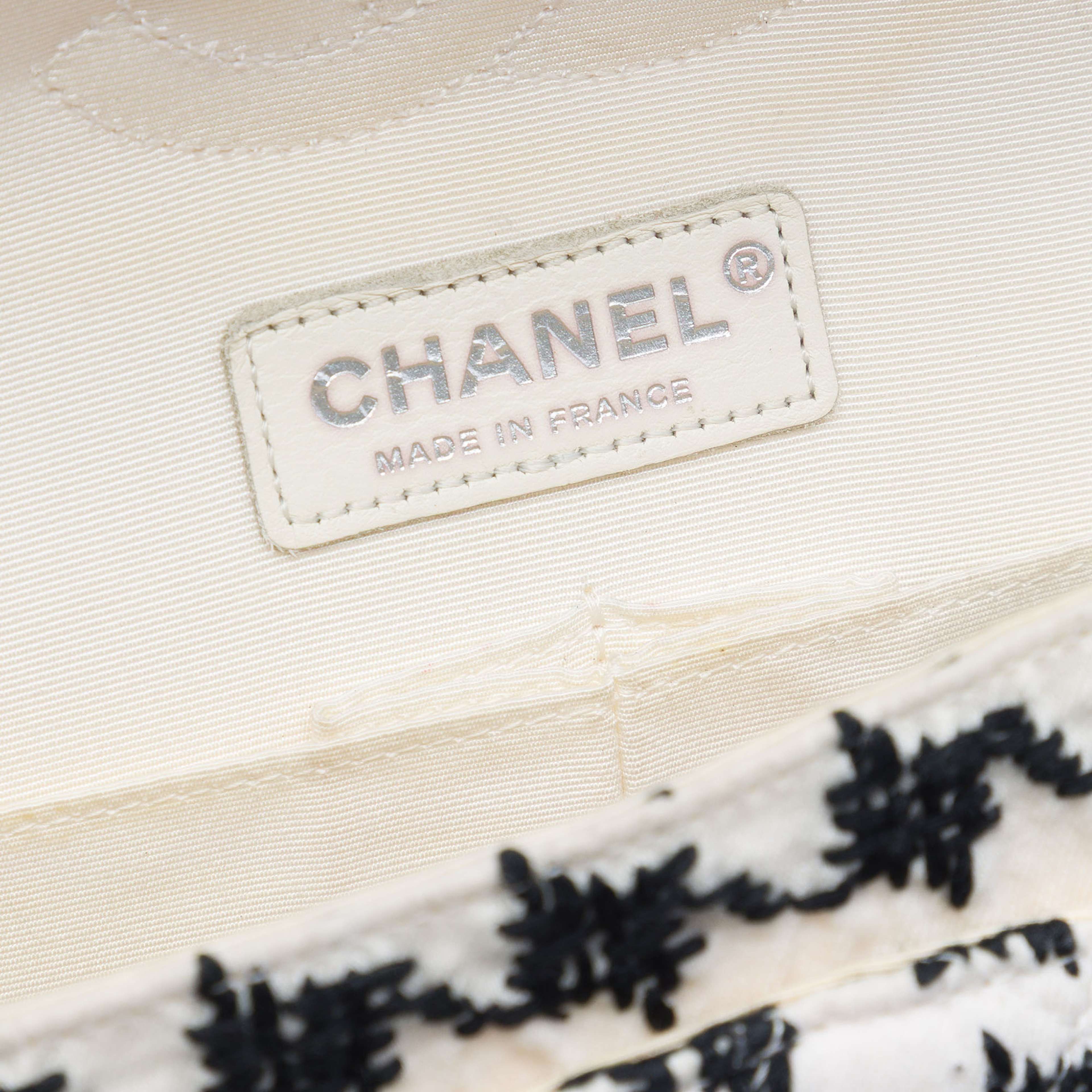 Chanel Medium Classic Embroidered Canvas Houndstooth Pom Pom Flap, från Luxclusif, i färgen svart. Klicka för att öppna bilden i stort format
