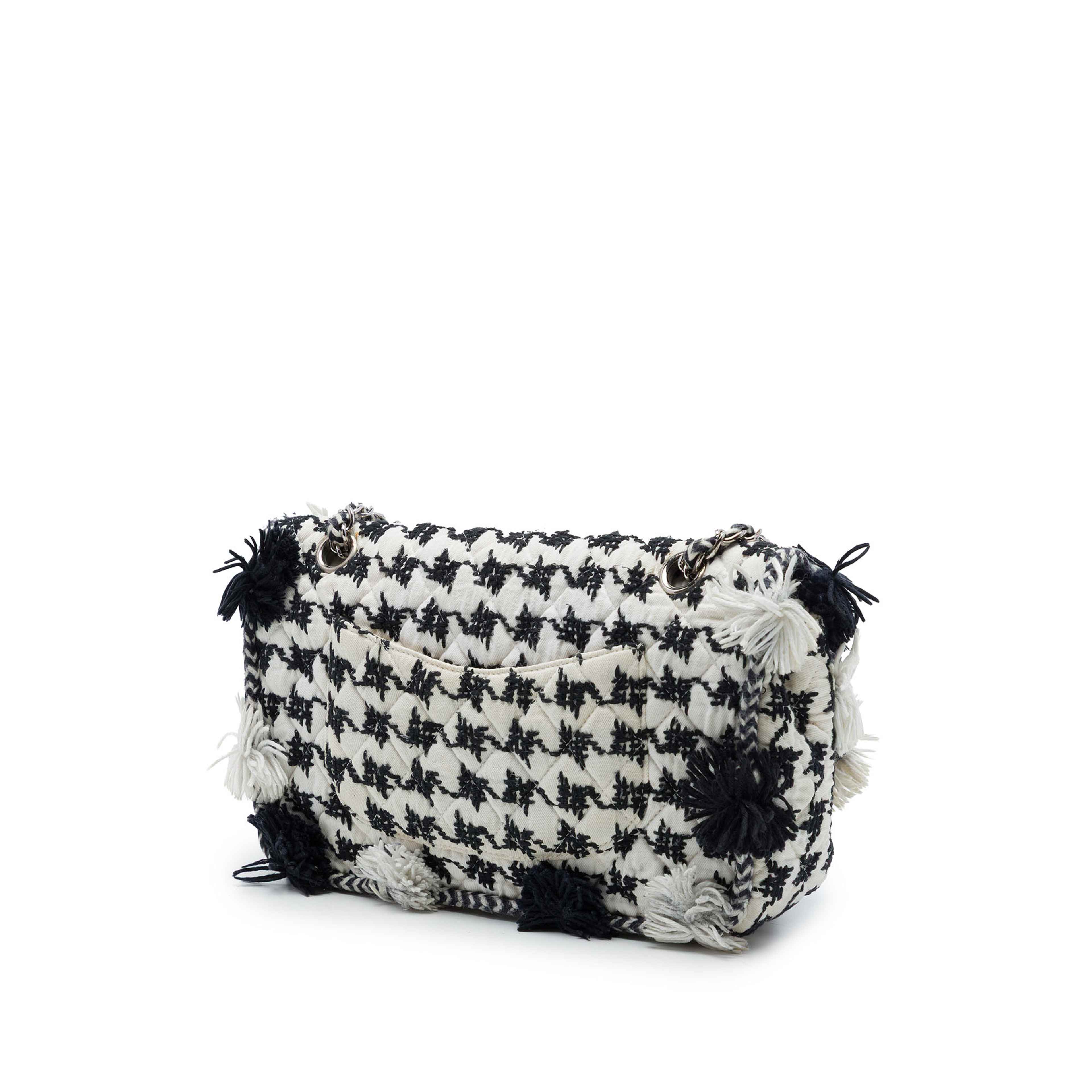 Chanel Medium Classic Embroidered Canvas Houndstooth Pom Pom Flap, från Luxclusif, i färgen svart. Klicka för att öppna bilden i stort format