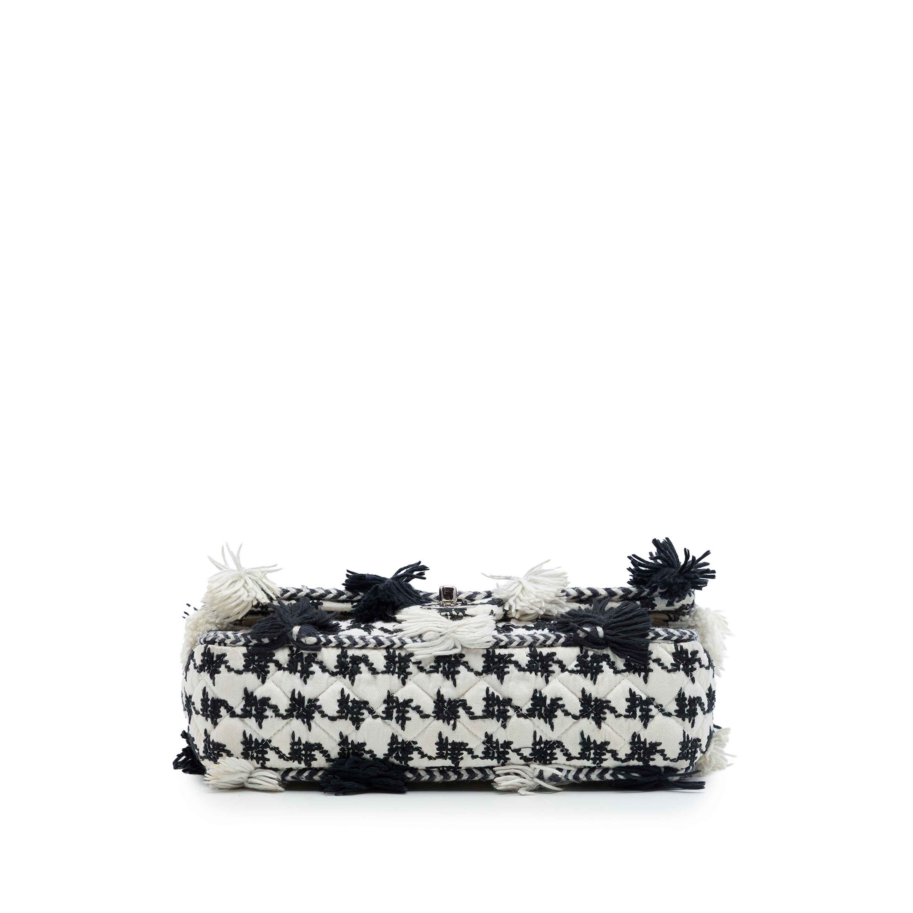 Chanel Medium Classic Embroidered Canvas Houndstooth Pom Pom Flap, från Luxclusif, i färgen svart. Klicka för att öppna bilden i stort format