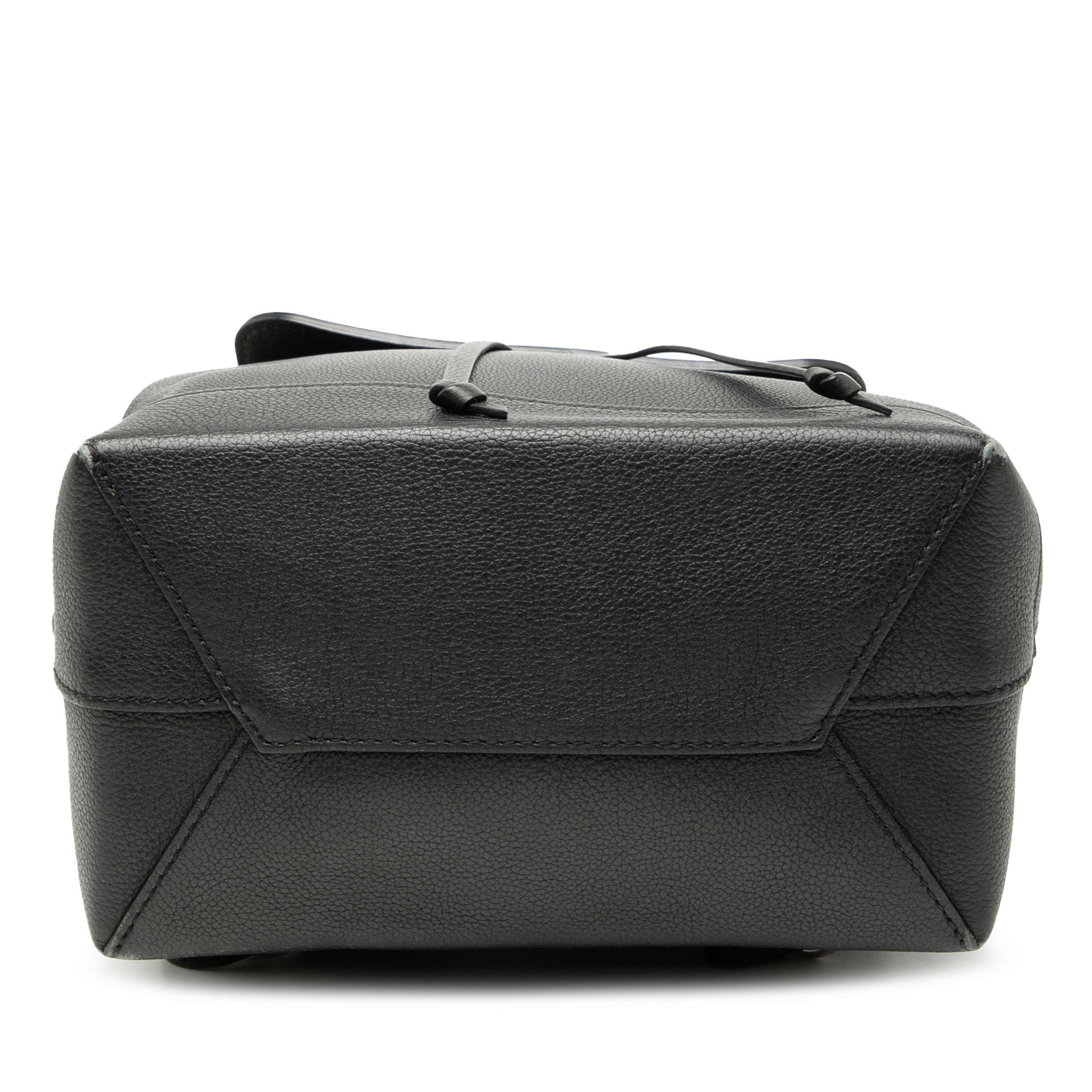 Louis Vuitton Taurillon Lockme Backpack, från Luxclusif, i färgen black. Klicka för att öppna bilden i stort format