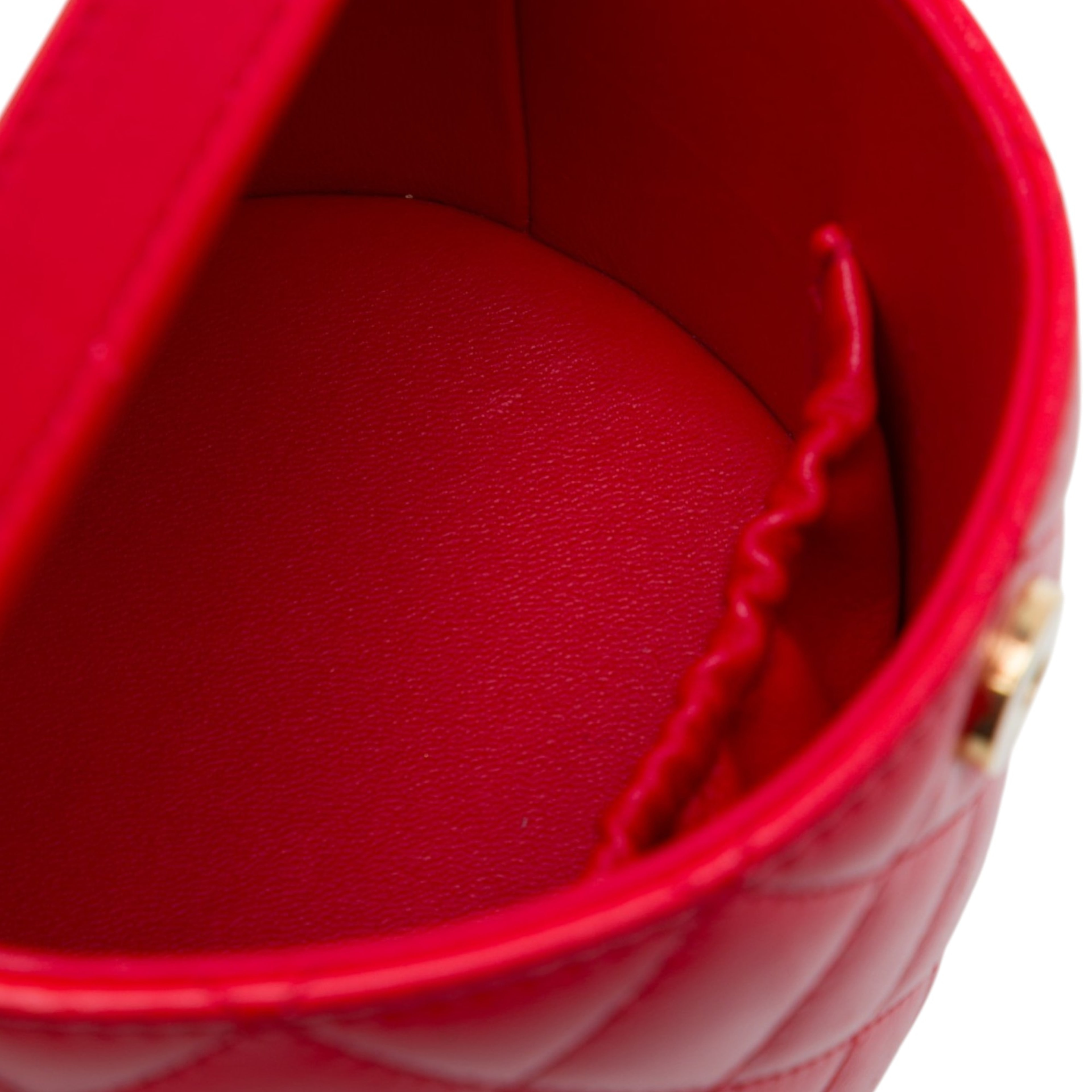 Chanel Cc Quilted Lambskin Top Handle Round Vanity Case With Chain, från Luxclusif, i färgen röd. Klicka för att öppna bilden i stort format