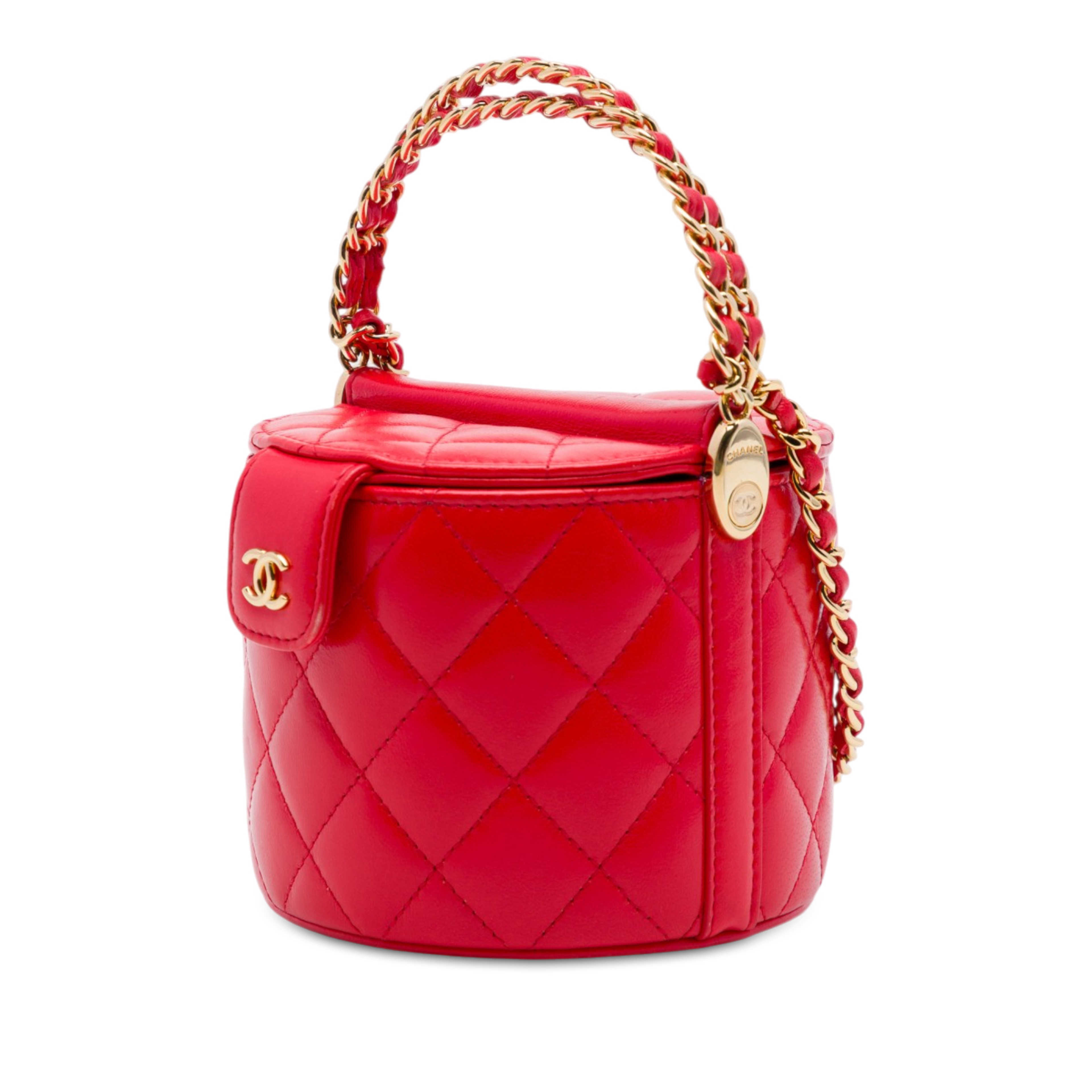 Chanel Cc Quilted Lambskin Top Handle Round Vanity Case With Chain, från Luxclusif, i färgen röd. Klicka för att öppna bilden i stort format