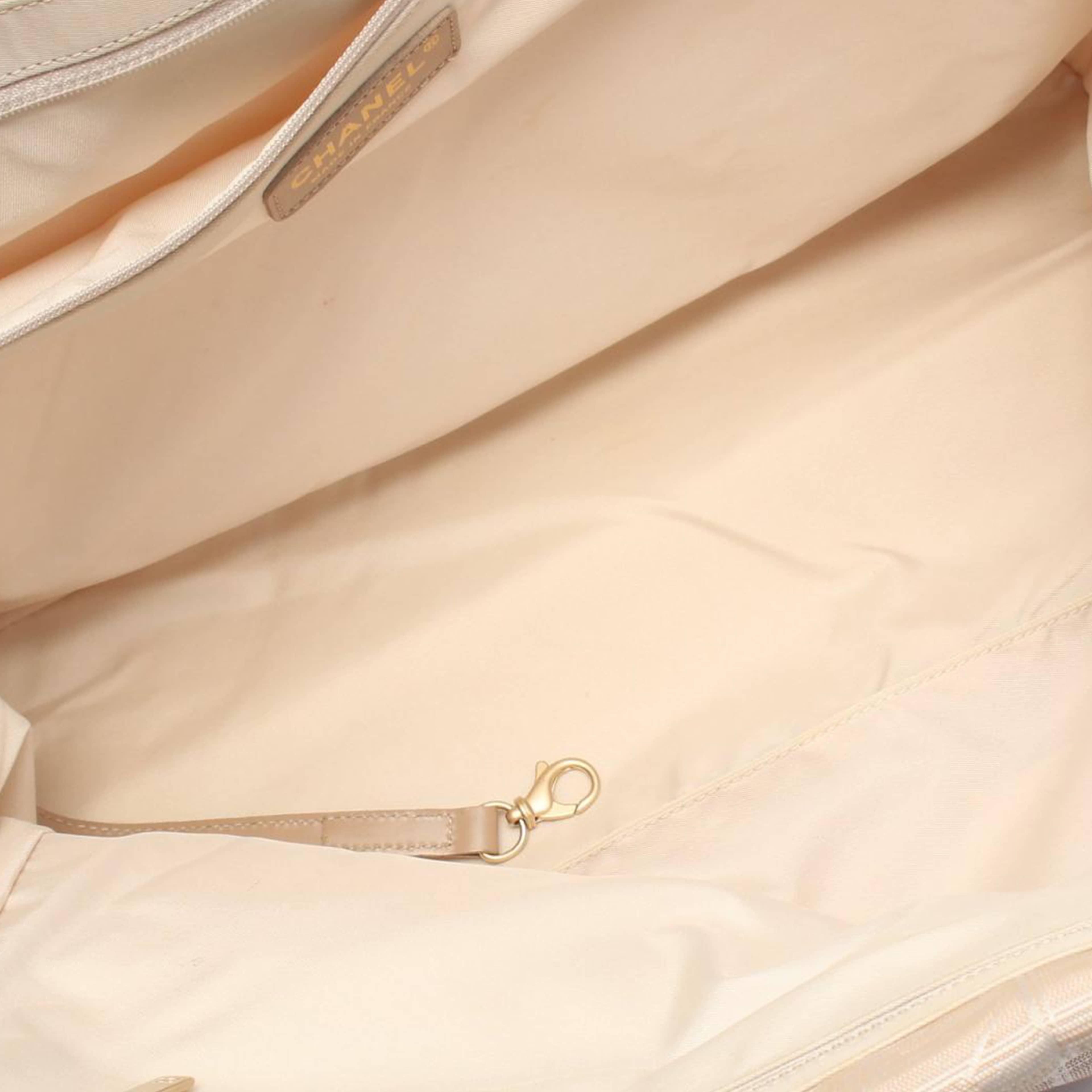 Chanel New Travel Line Nylon Tote, från Luxclusif, i färgen beige. Klicka för att öppna bilden i stort format