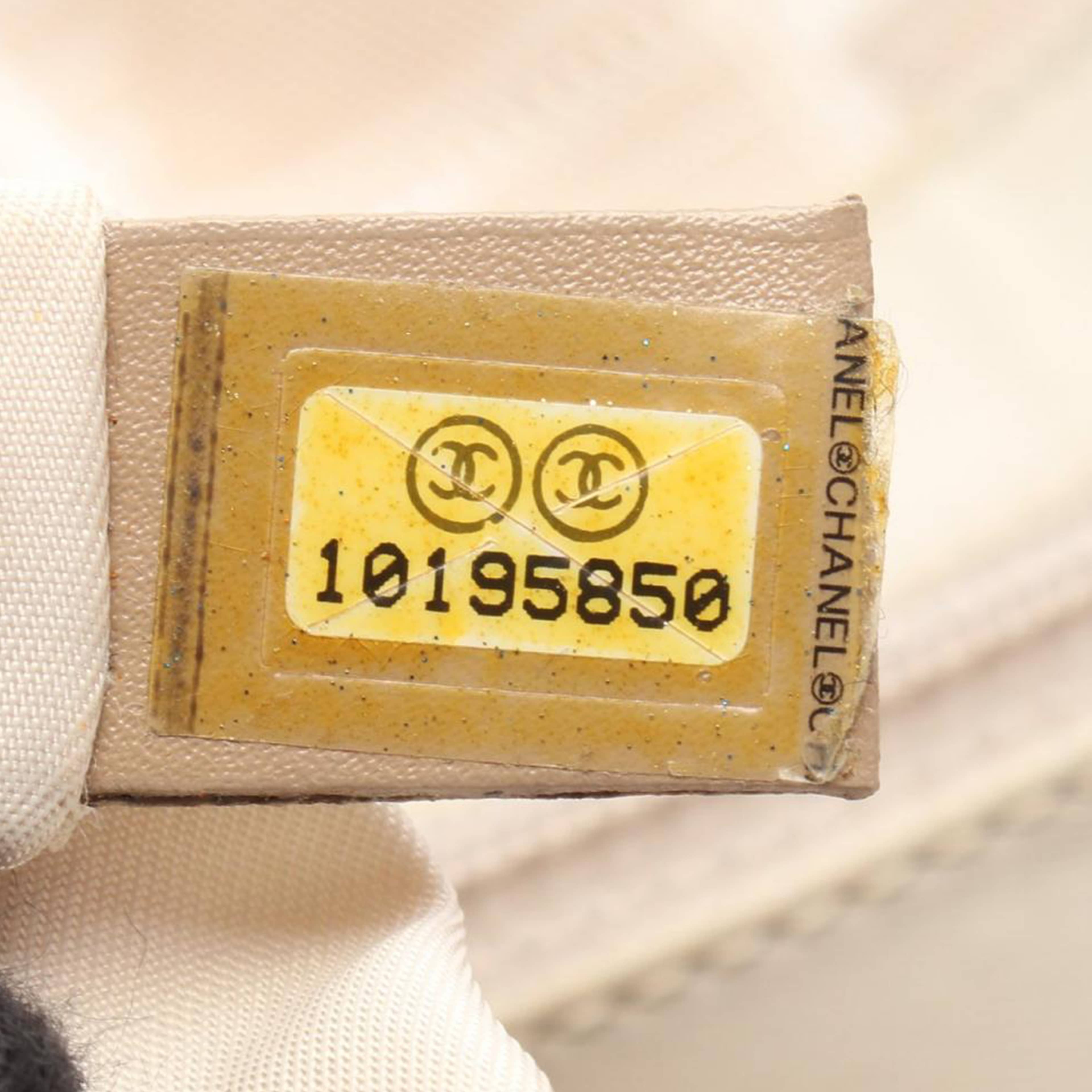Chanel New Travel Line Nylon Tote, från Luxclusif, i färgen beige. Klicka för att öppna bilden i stort format