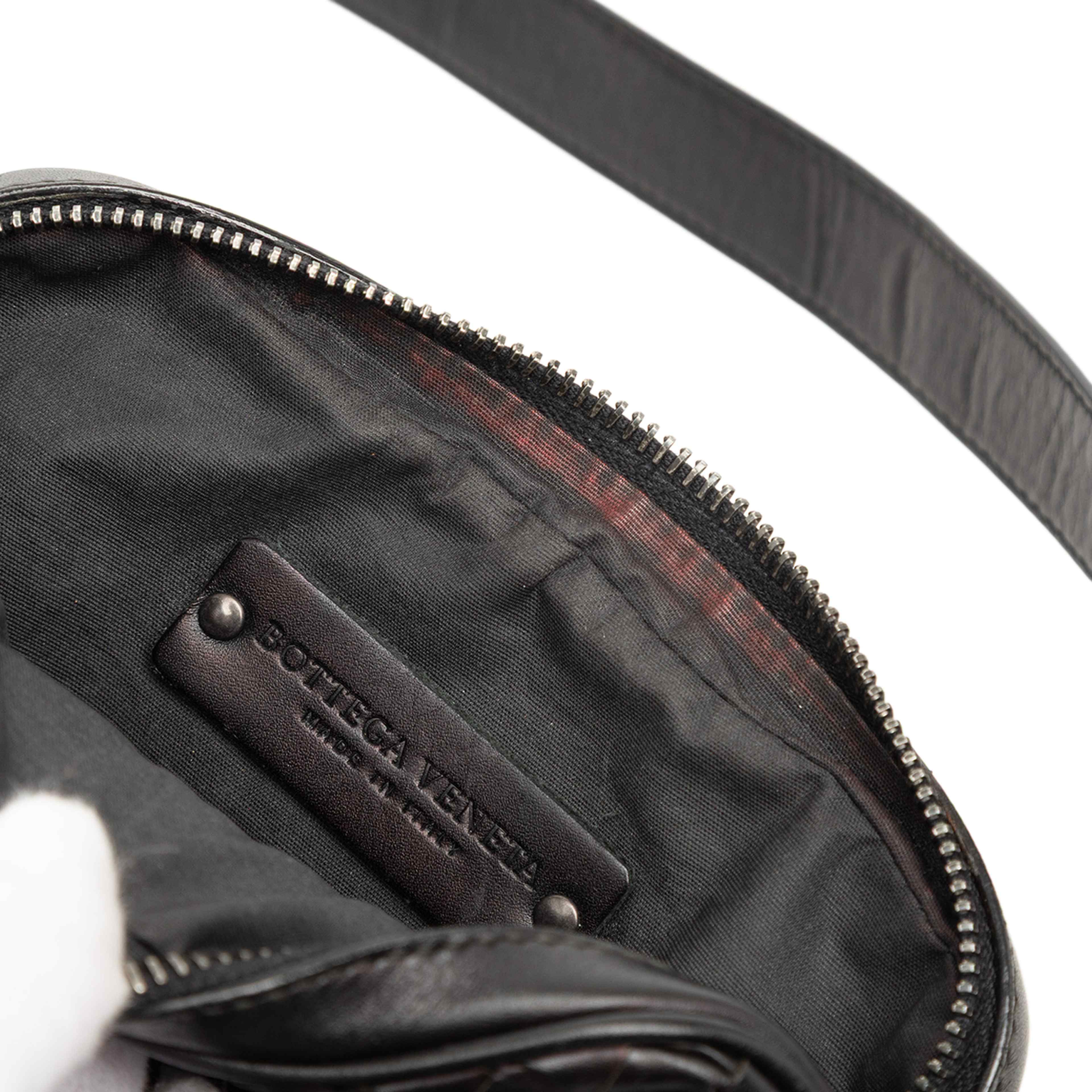 Bottega Veneta Nappa Intrecciato Messenger Bag, från Luxclusif, i färgen dark brown. Klicka för att öppna bilden i stort format