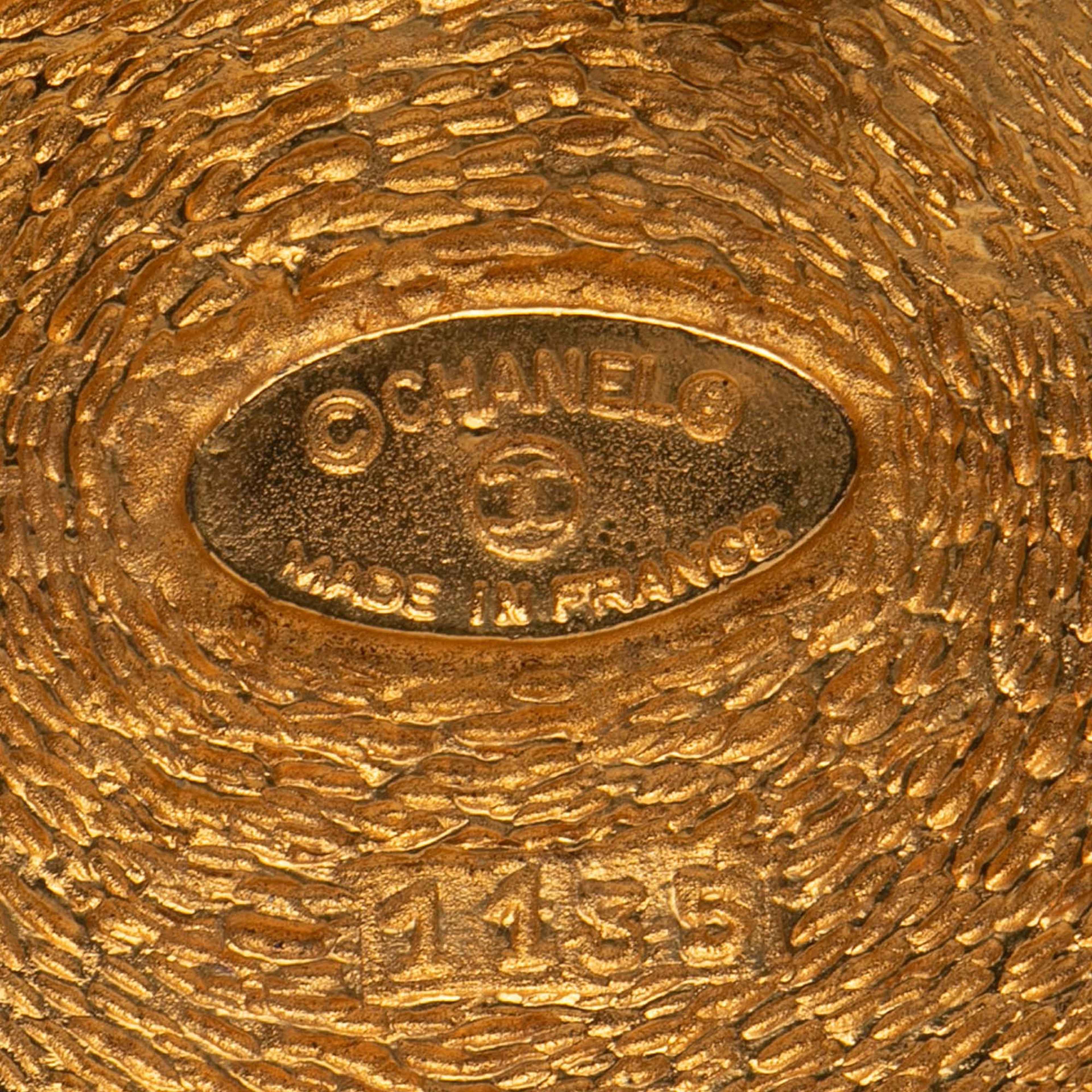 Chanel Gold Plated 31 Rue Cambon Round Brooch, från Luxclusif, i färgen gold. Klicka för att öppna bilden i stort format