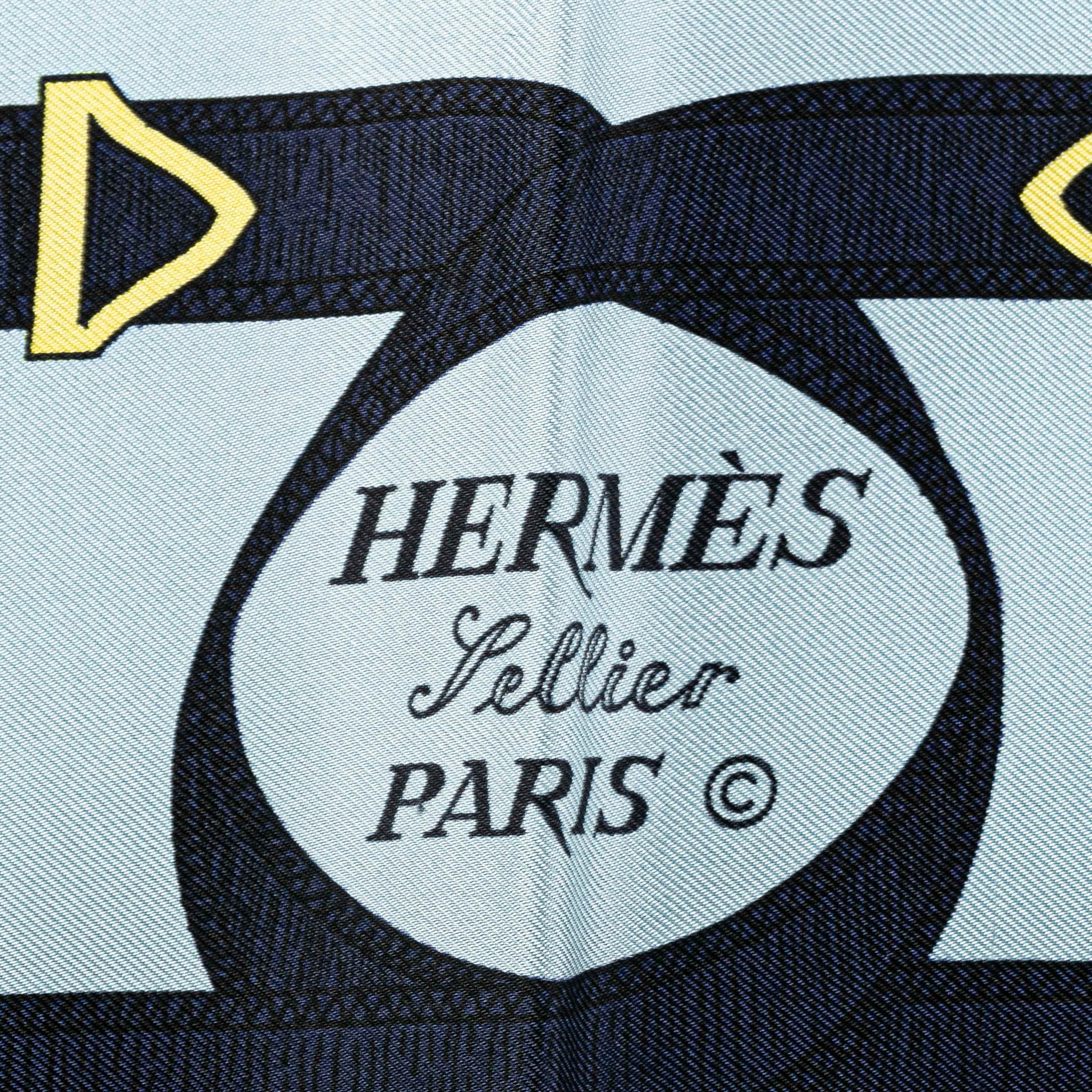 Hermès Eperon D'or Silk Scarf, från Luxclusif, i färgen light blue.