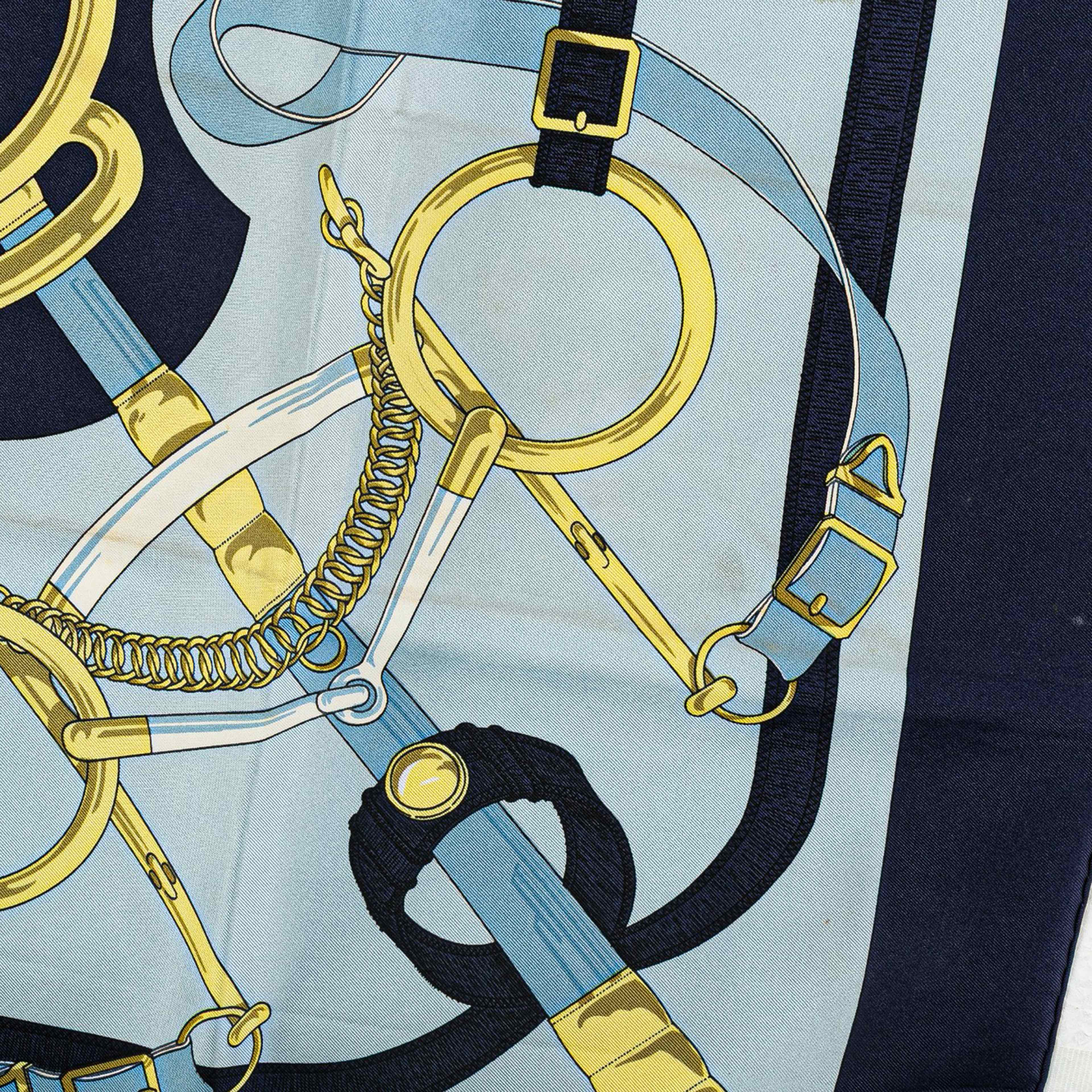 Hermès Eperon D'or Silk Scarf, från Luxclusif, i färgen light blue.