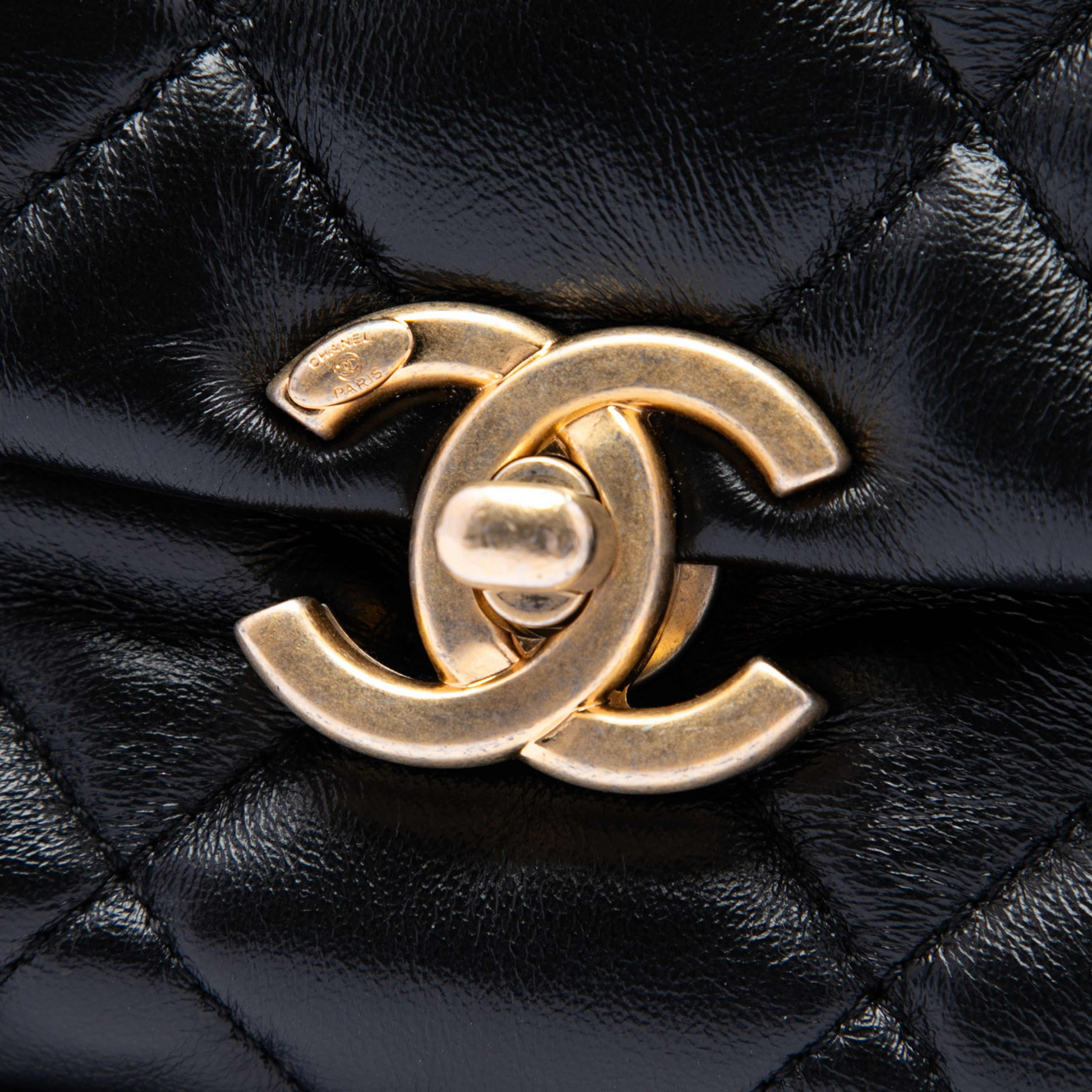 Chanel Small Quilted Lambskin Lacquered Chain Flap, från Luxclusif, i färgen svart. Klicka för att öppna bilden i stort format