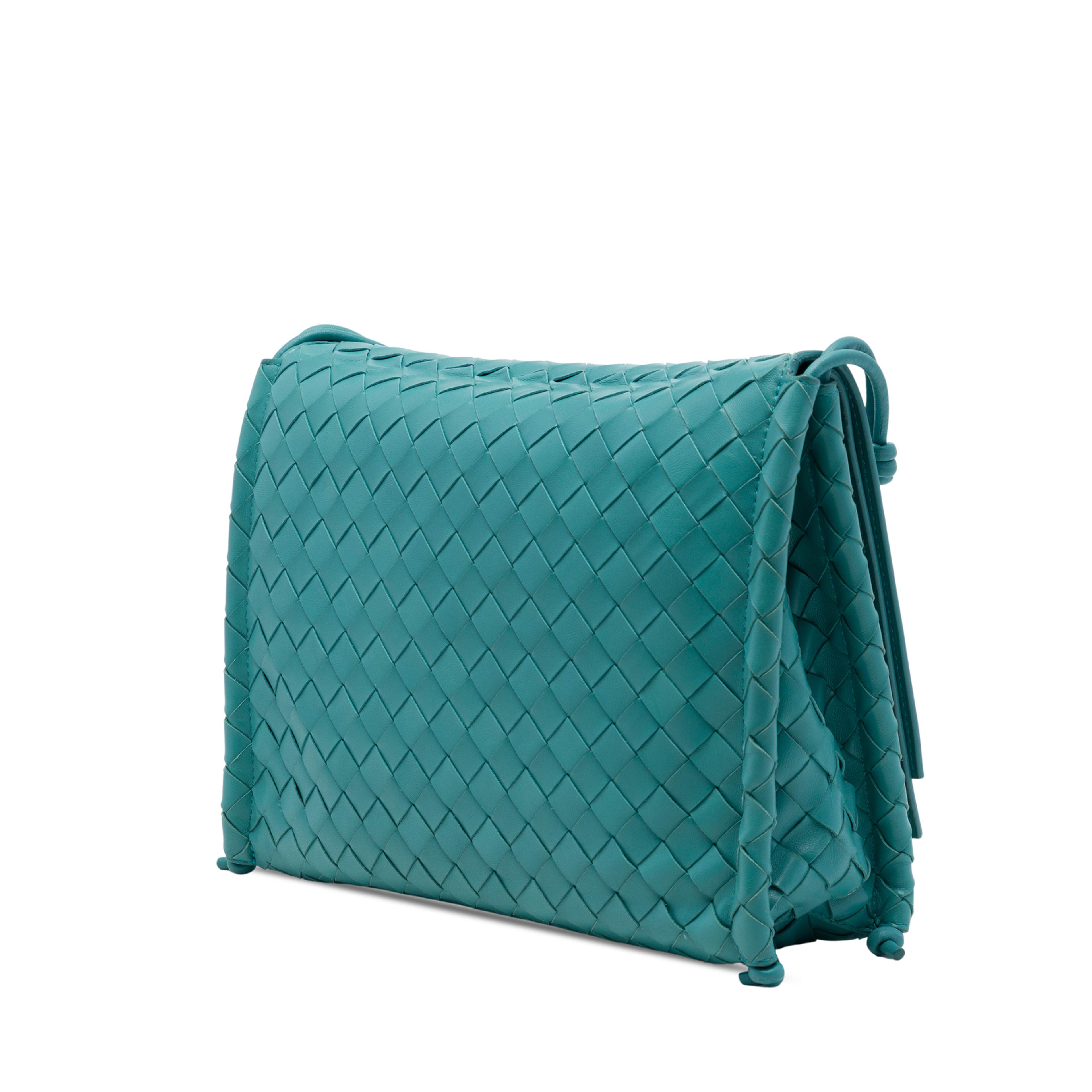 Bottega Veneta Medium Nappa Intrecciato Bv Fold Crossbody, från Luxclusif, i färgen blå. Klicka för att öppna bilden i stort format