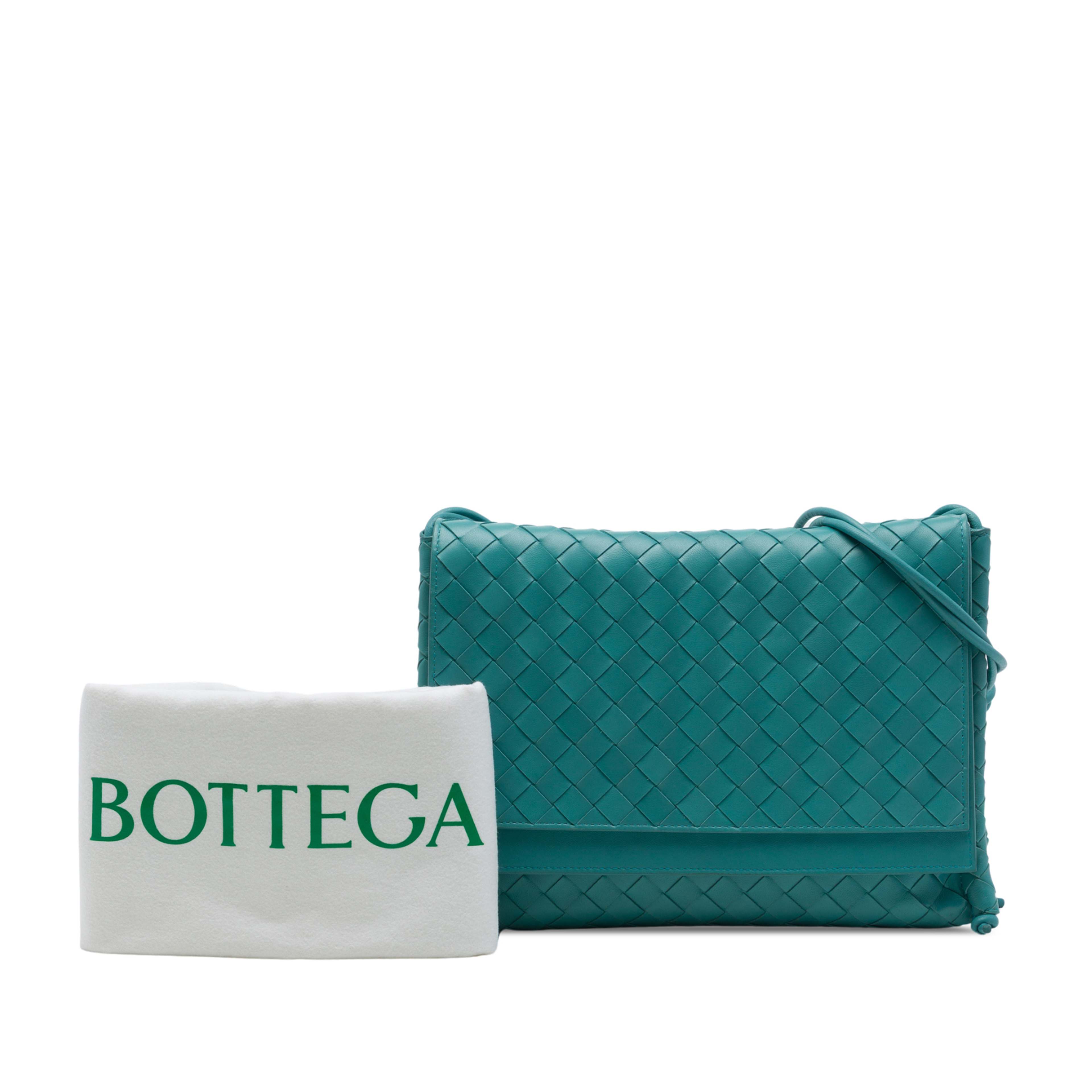 Bottega Veneta Medium Nappa Intrecciato Bv Fold Crossbody, från Luxclusif, i färgen blå. Klicka för att öppna bilden i stort format