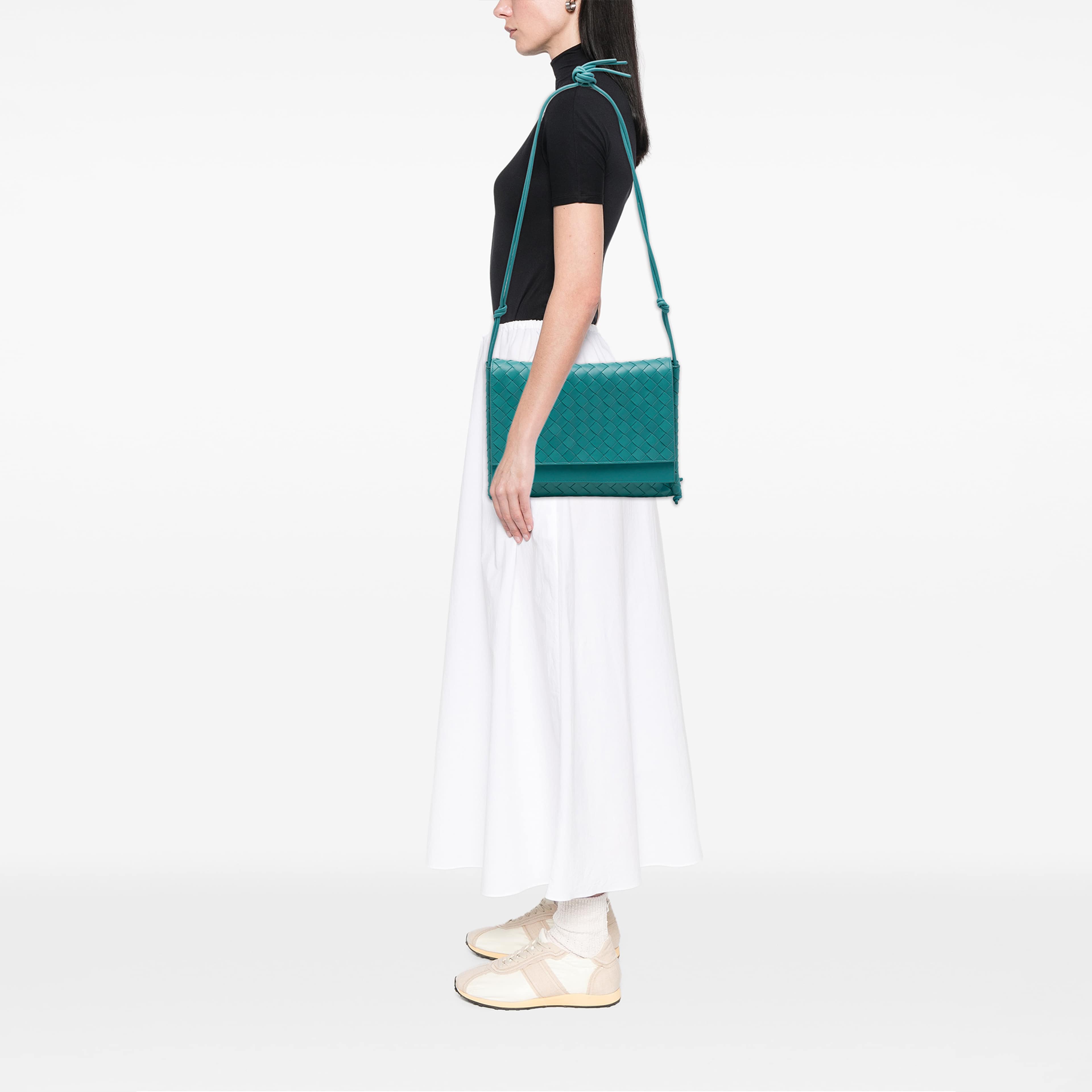 Bottega Veneta Medium Nappa Intrecciato Bv Fold Crossbody, från Luxclusif, i färgen blå. Klicka för att öppna bilden i stort format