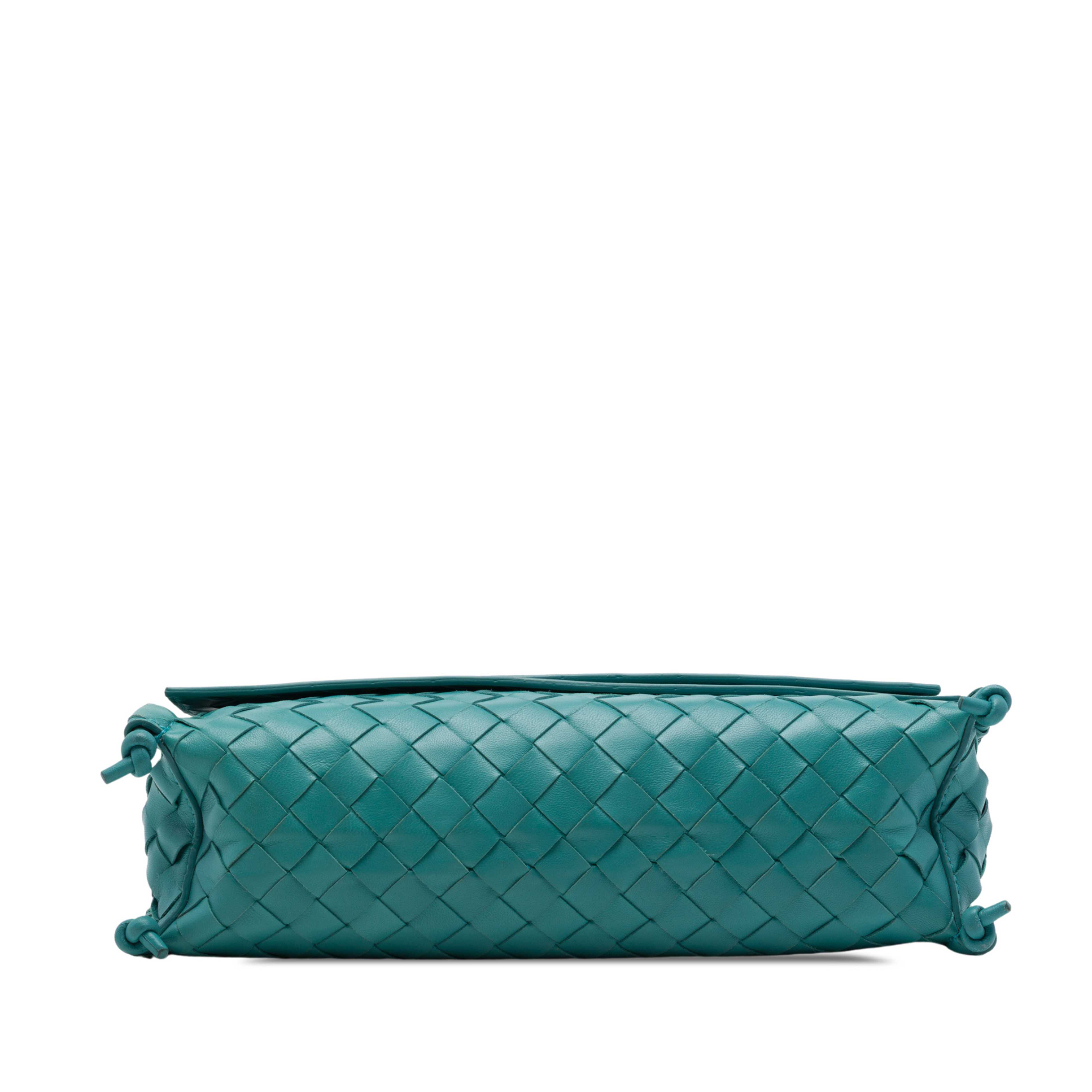 Bottega Veneta Medium Nappa Intrecciato Bv Fold Crossbody, från Luxclusif, i färgen blå. Klicka för att öppna bilden i stort format