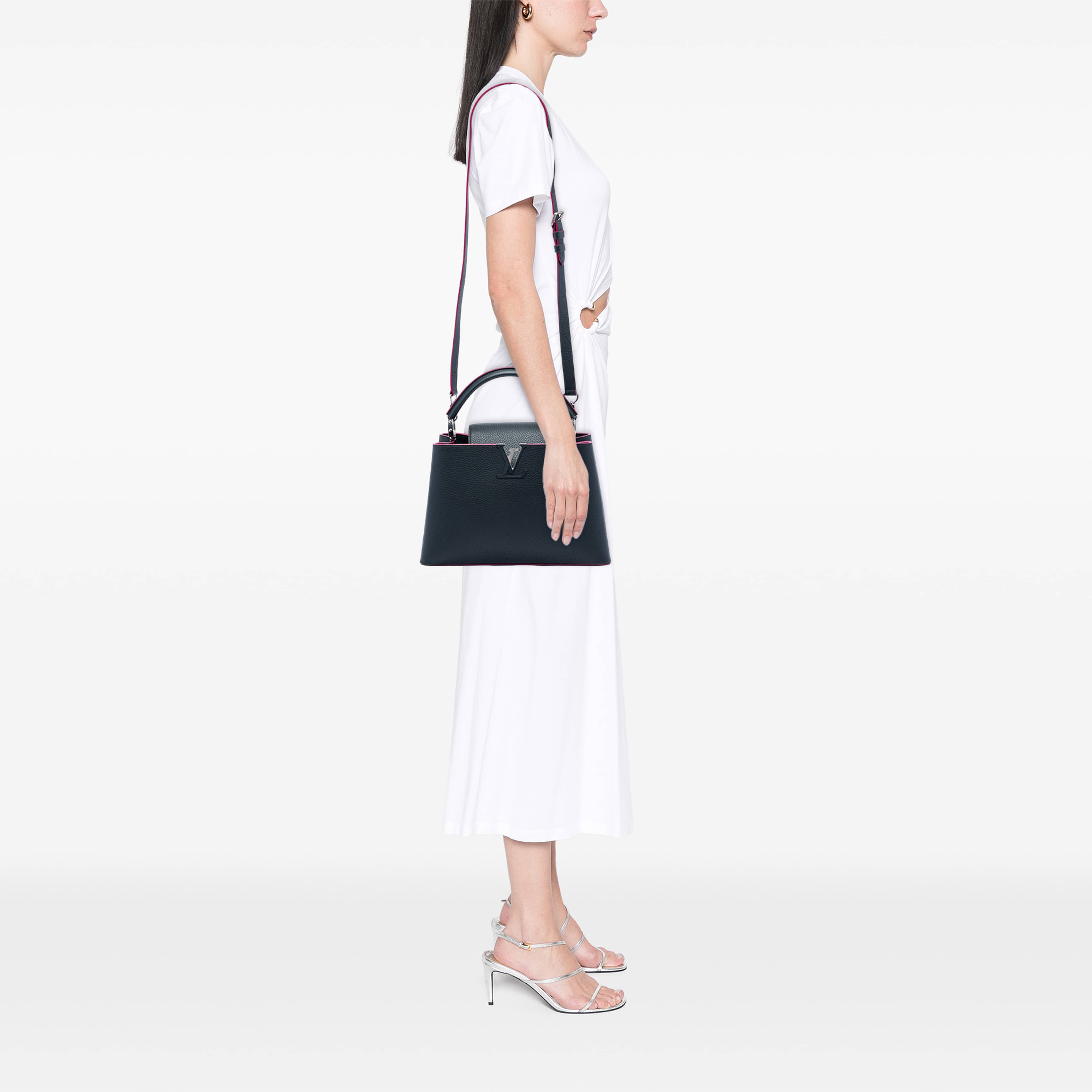 Louis Vuitton Taurillon Capucines Bb, från Luxclusif, i färgen blå. Klicka för att öppna bilden i stort format