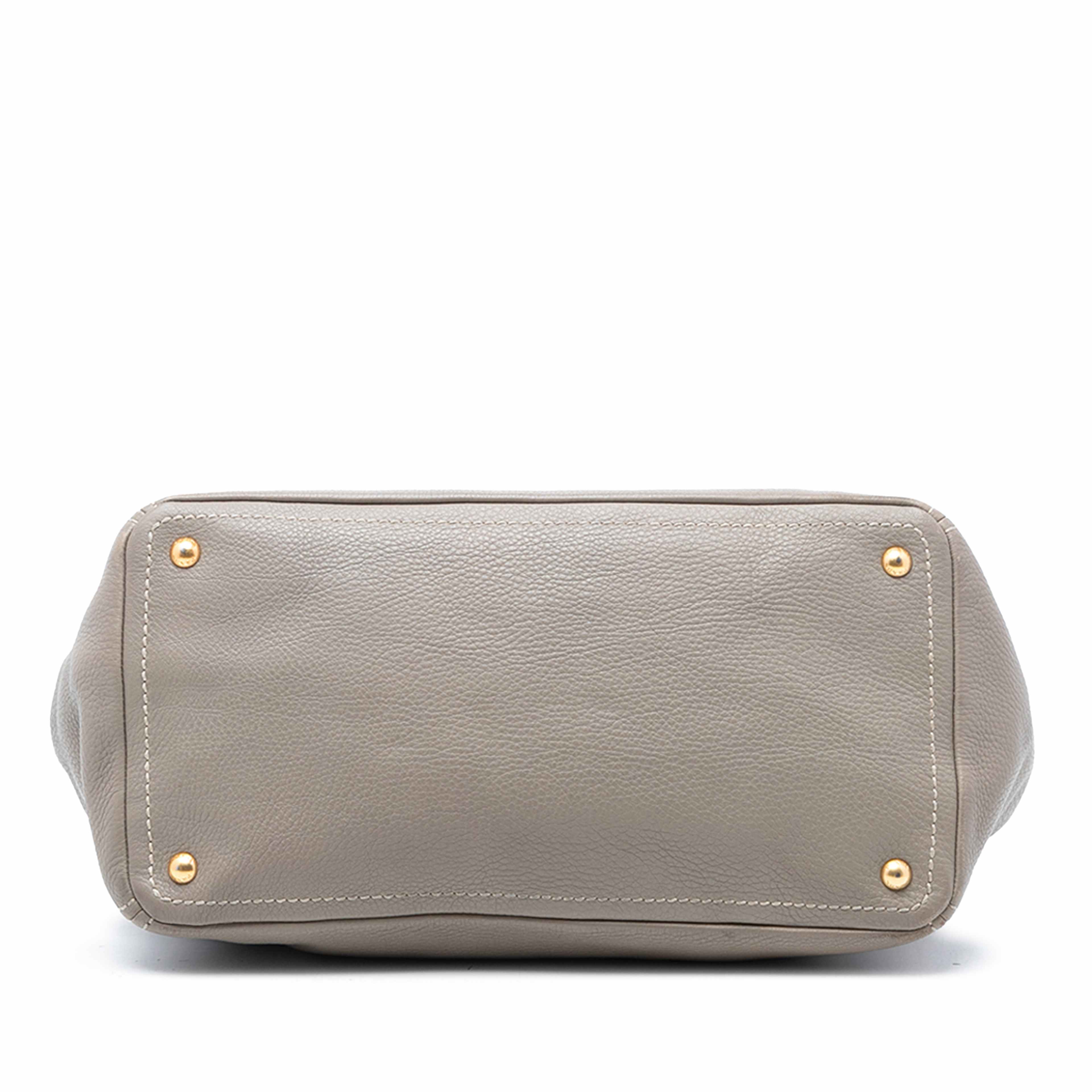 Prada Vitello Daino Open Convertible Tote, från Luxclusif, i färgen light gray. Klicka för att öppna bilden i stort format