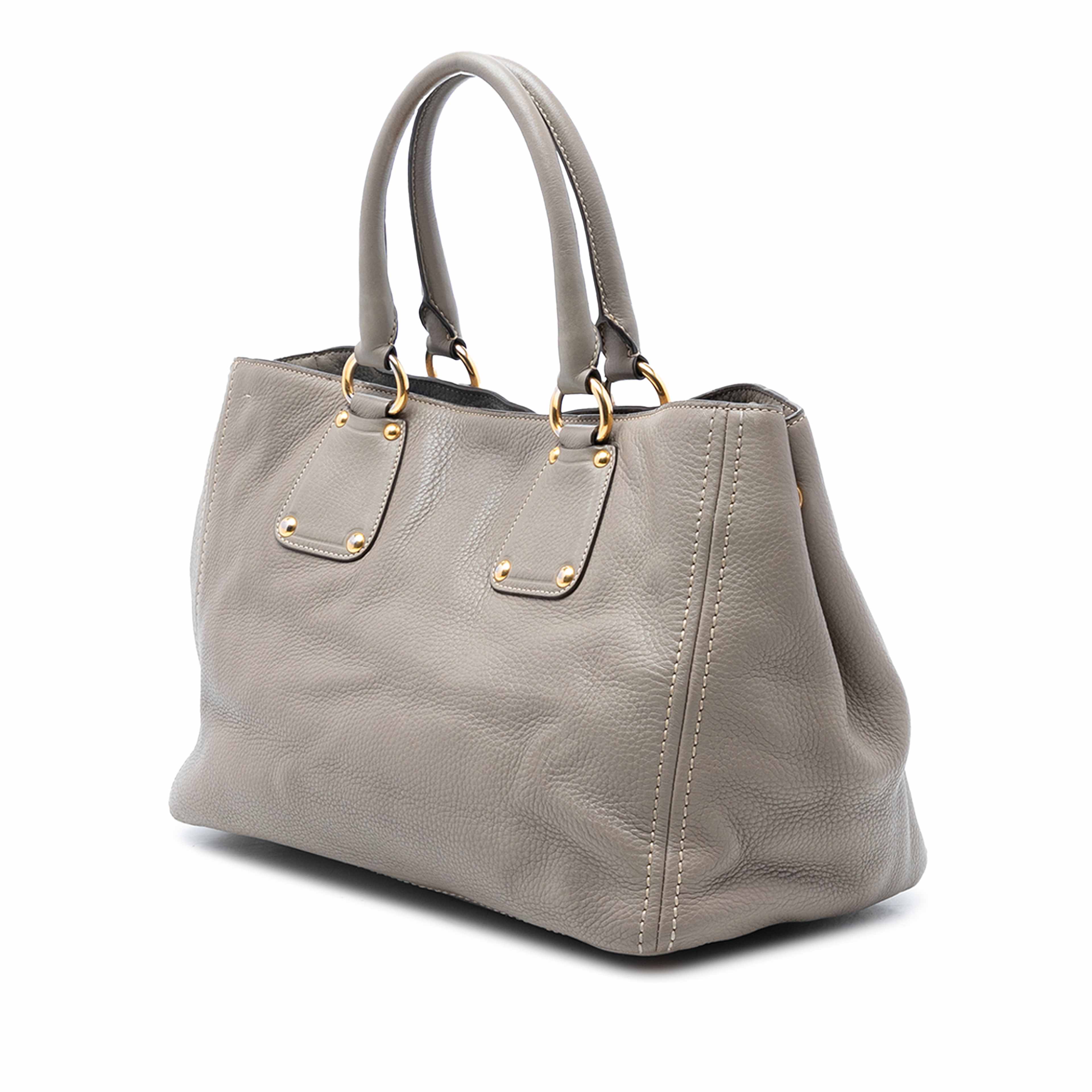 Prada Vitello Daino Open Convertible Tote, från Luxclusif, i färgen light gray. Klicka för att öppna bilden i stort format