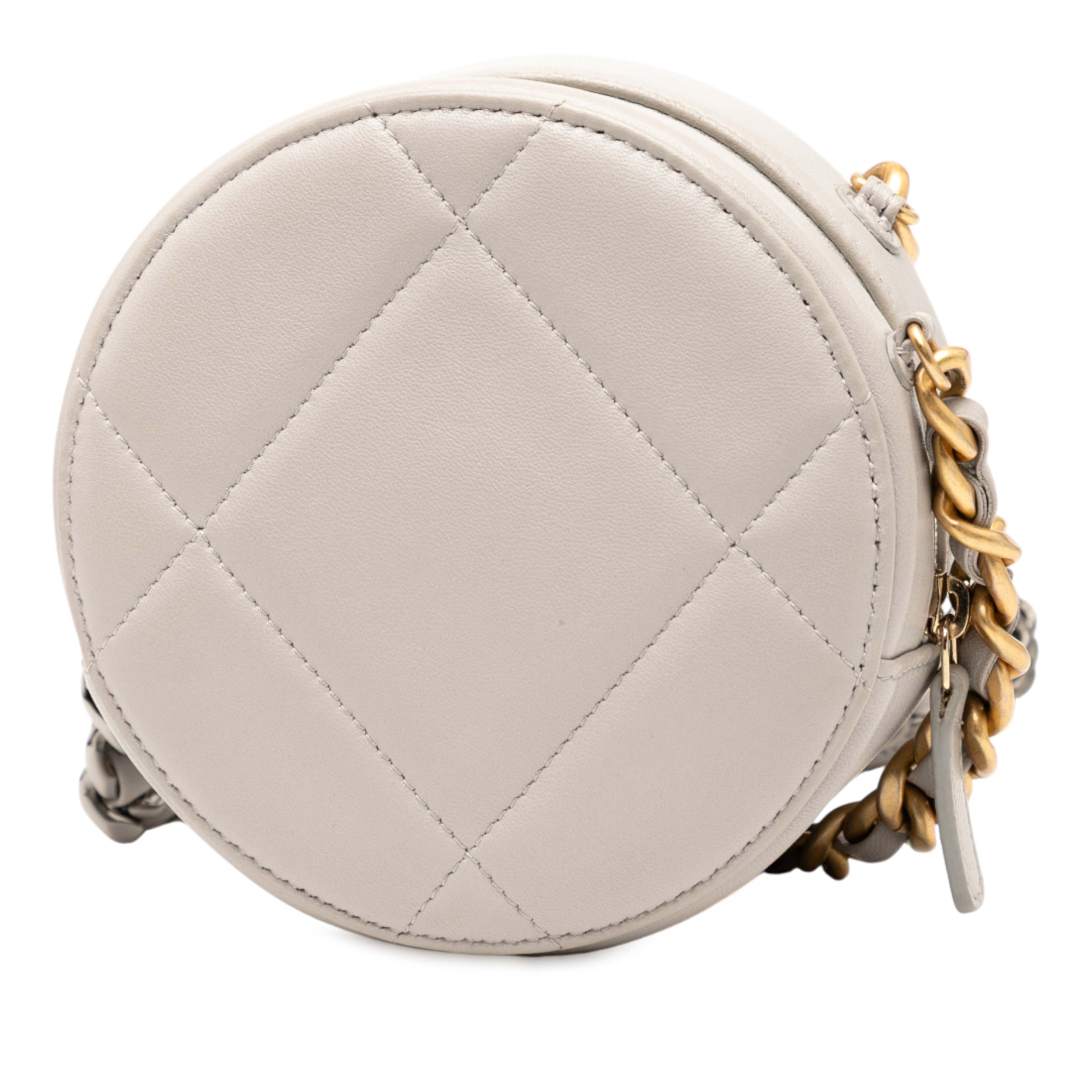 Chanel Lambskin 19 Round Clutch With Chain, från Luxclusif, i färgen taupe. Klicka för att öppna bilden i stort format