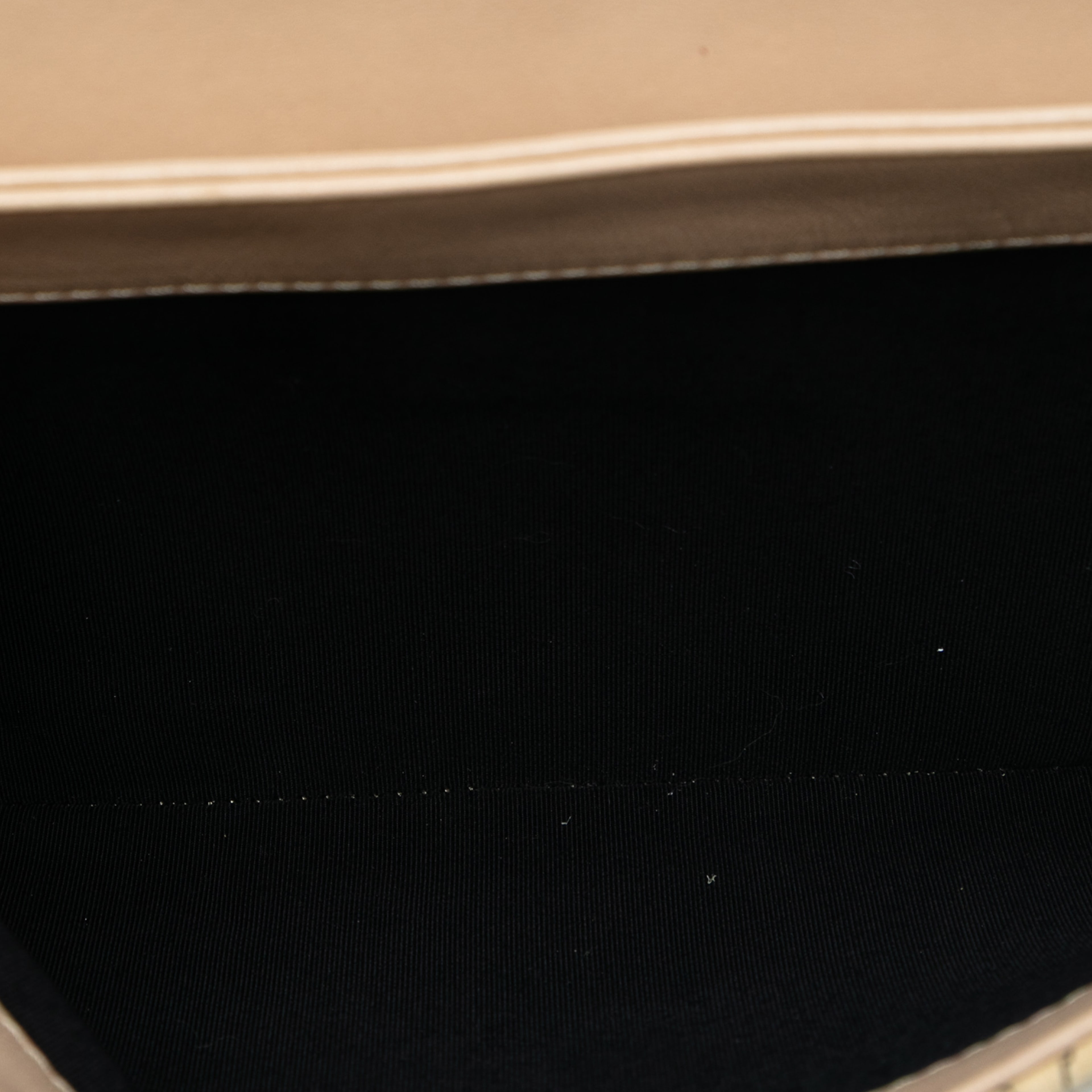 Chanel Quilted Suede Retro Label Flap, från Luxclusif, i färgen beige. Klicka för att öppna bilden i stort format