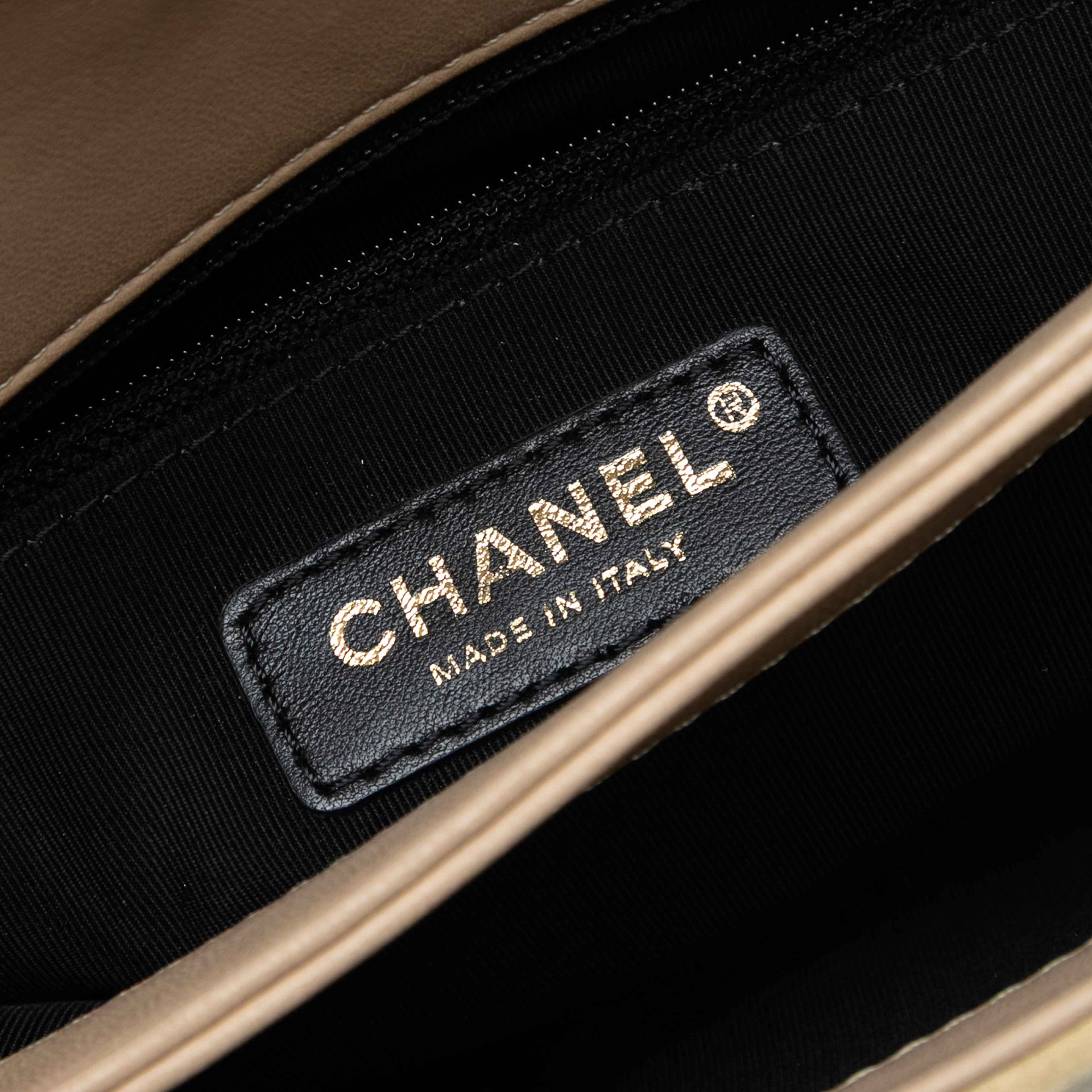 Chanel Quilted Suede Retro Label Flap, från Luxclusif, i färgen beige. Klicka för att öppna bilden i stort format