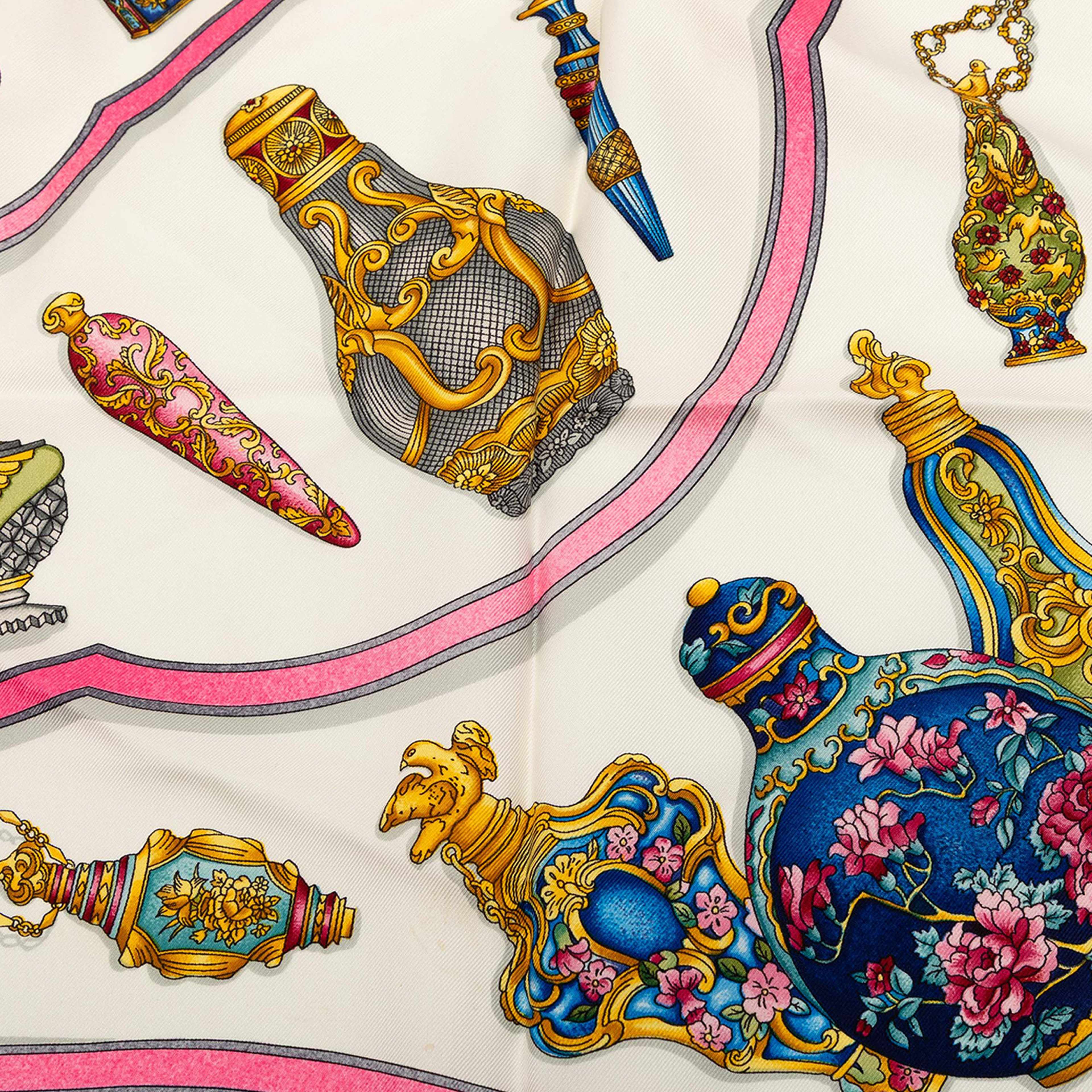 Hermès Qu Importe Le Flacon Silk Scarf 90, från Luxclusif, i färgen white. Klicka för att öppna bilden i stort format