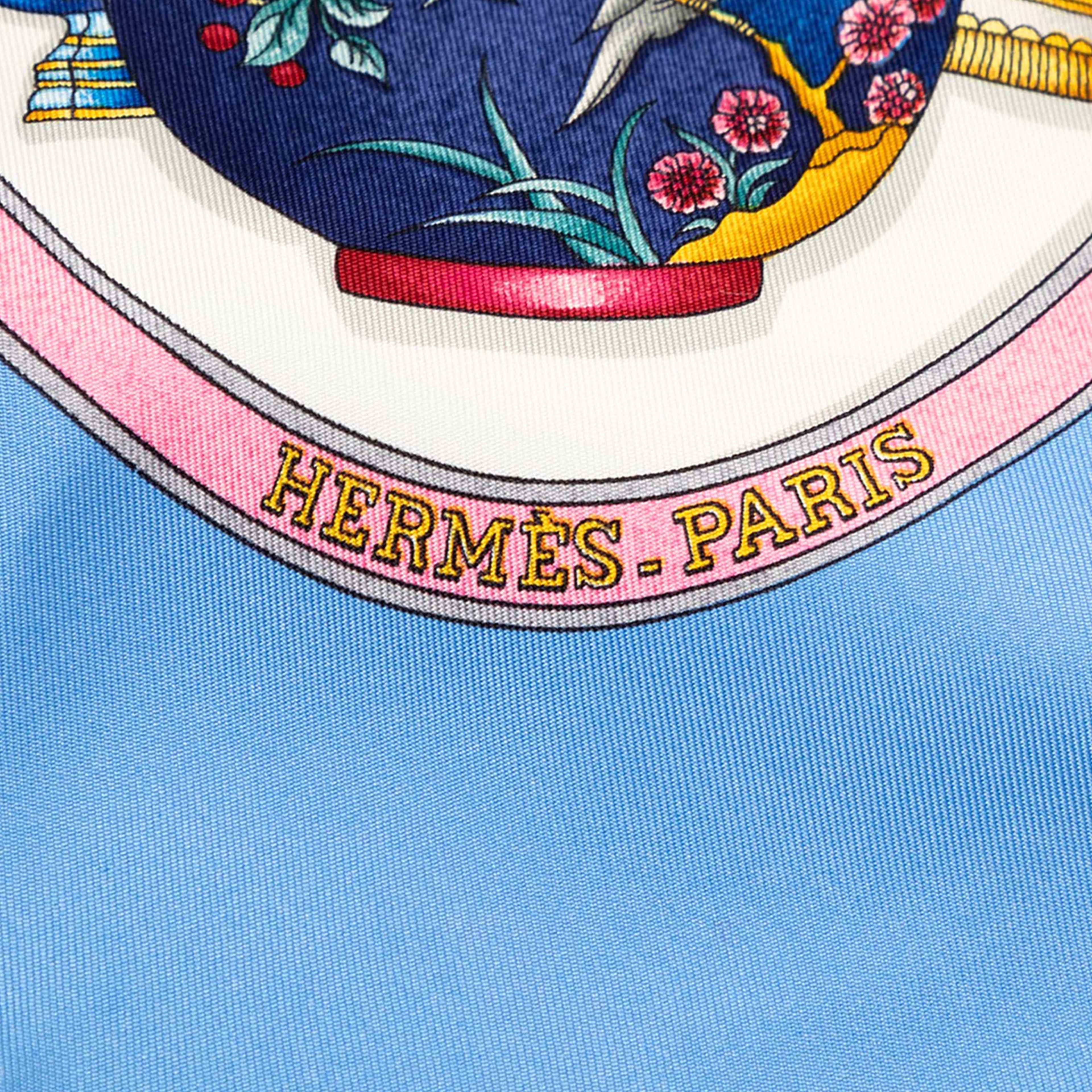 Hermès Qu Importe Le Flacon Silk Scarf 90, från Luxclusif, i färgen white. Klicka för att öppna bilden i stort format