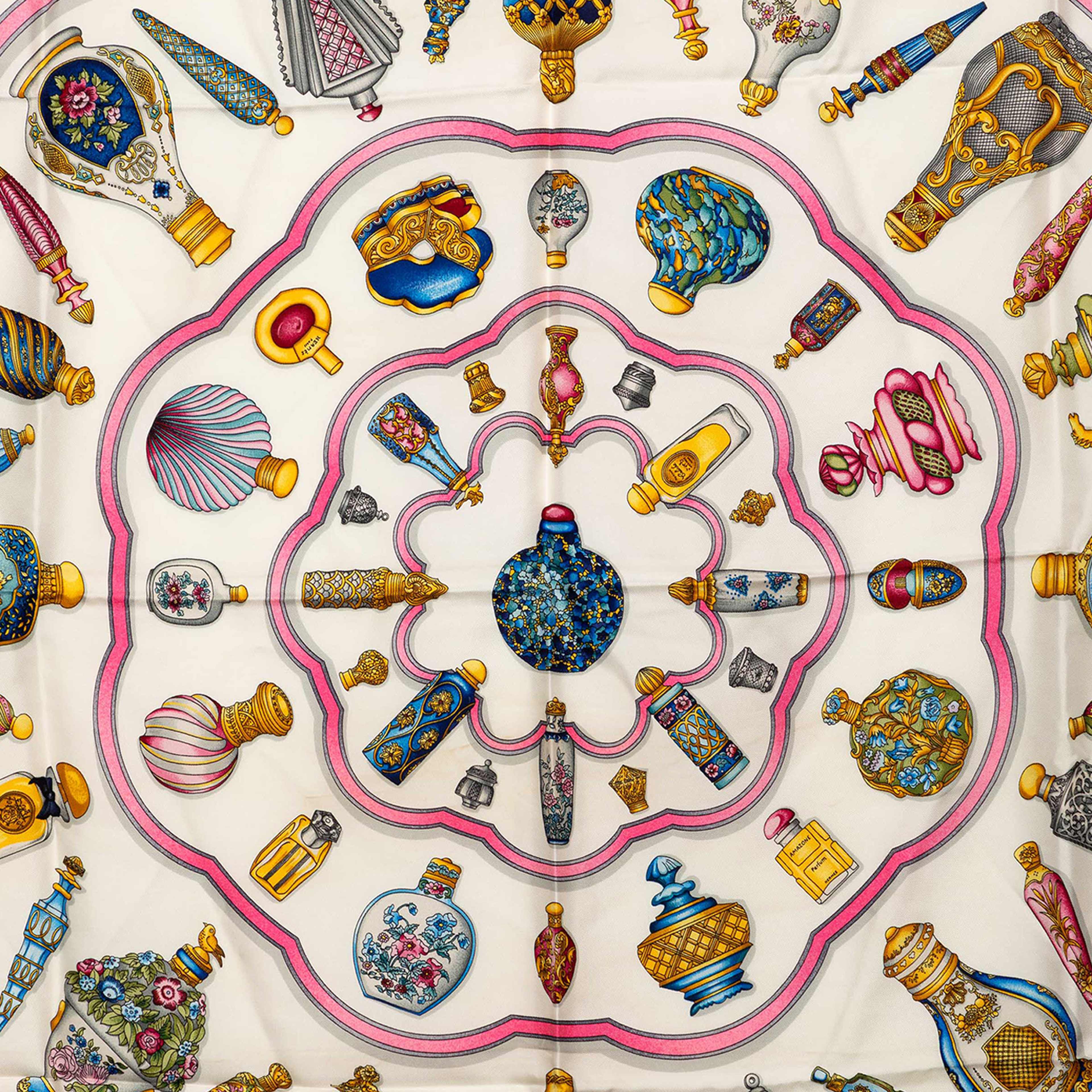 Hermès Qu Importe Le Flacon Silk Scarf 90, från Luxclusif, i färgen white. Klicka för att öppna bilden i stort format