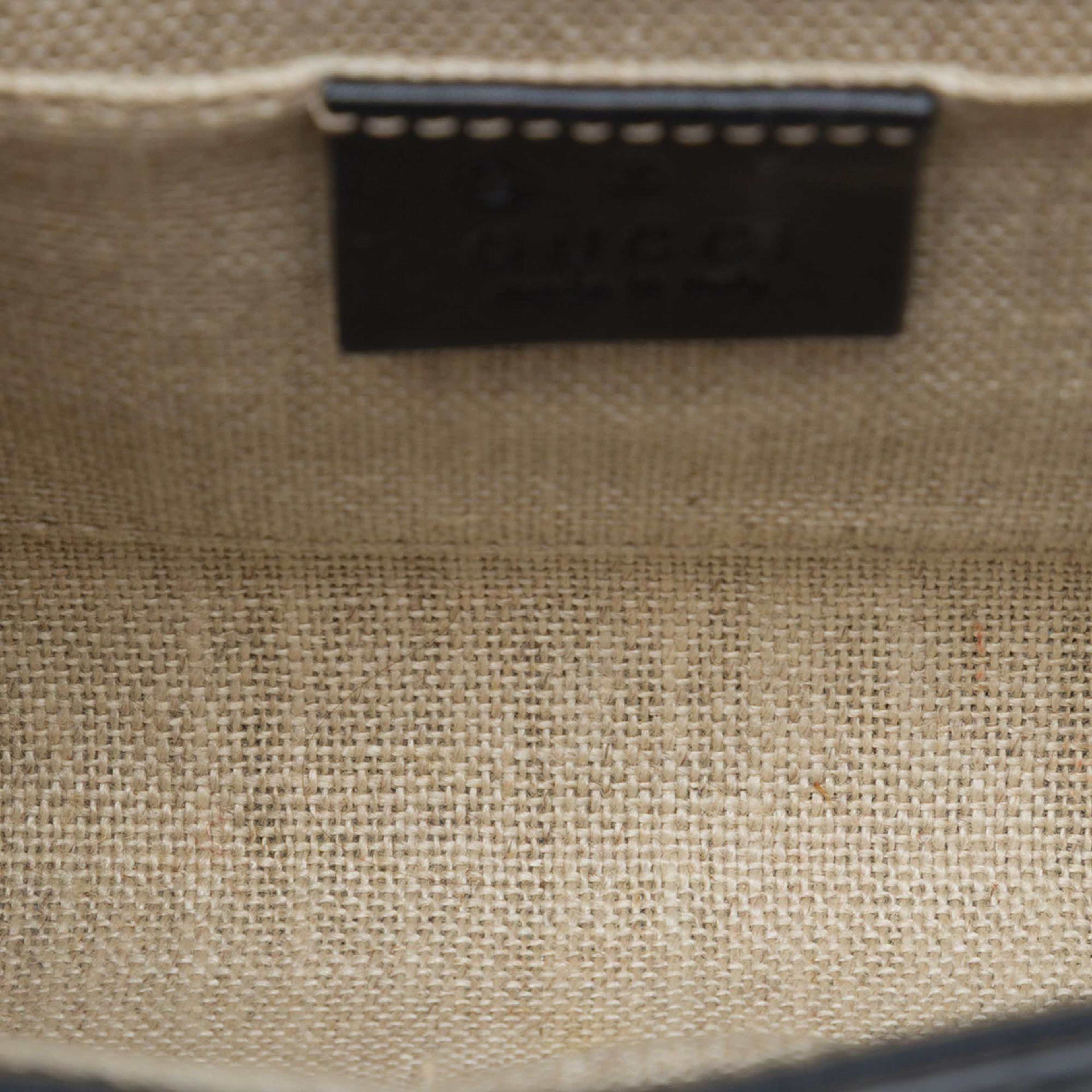 Gucci Mini Microguccissima Emily Crossbody, från Luxclusif, i färgen svart. Klicka för att öppna bilden i stort format