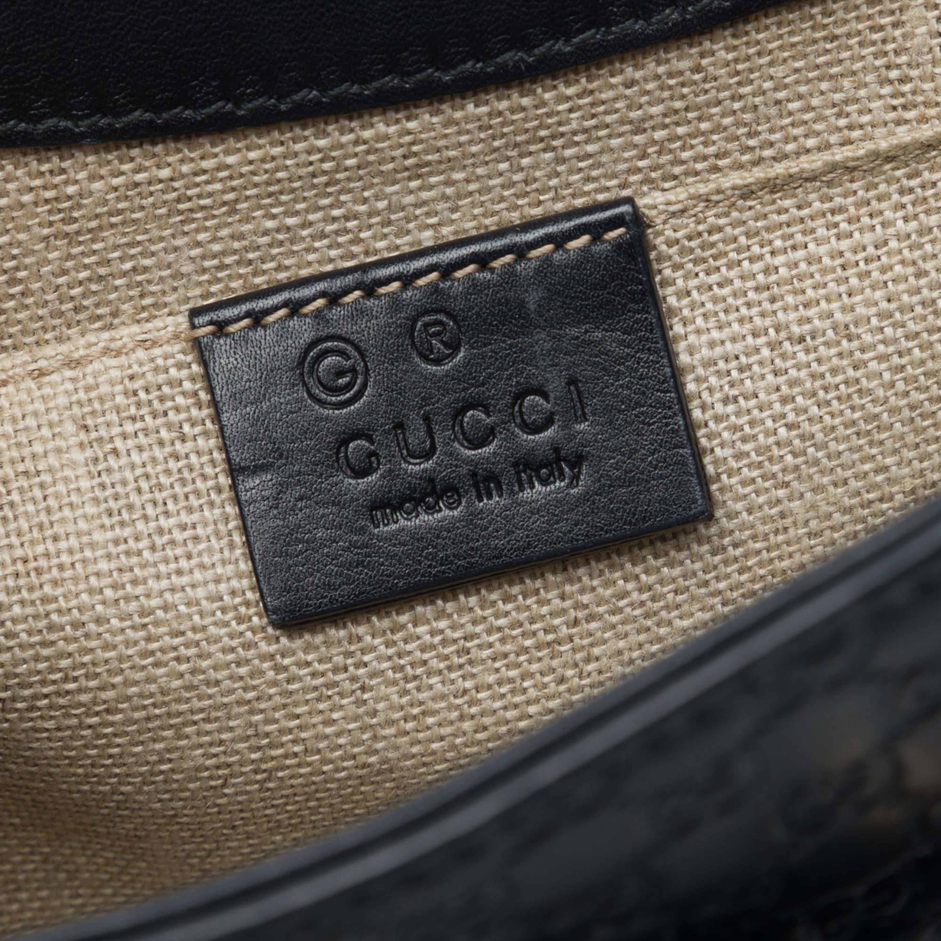 Gucci Mini Microguccissima Emily Crossbody, från Luxclusif, i färgen svart. Klicka för att öppna bilden i stort format