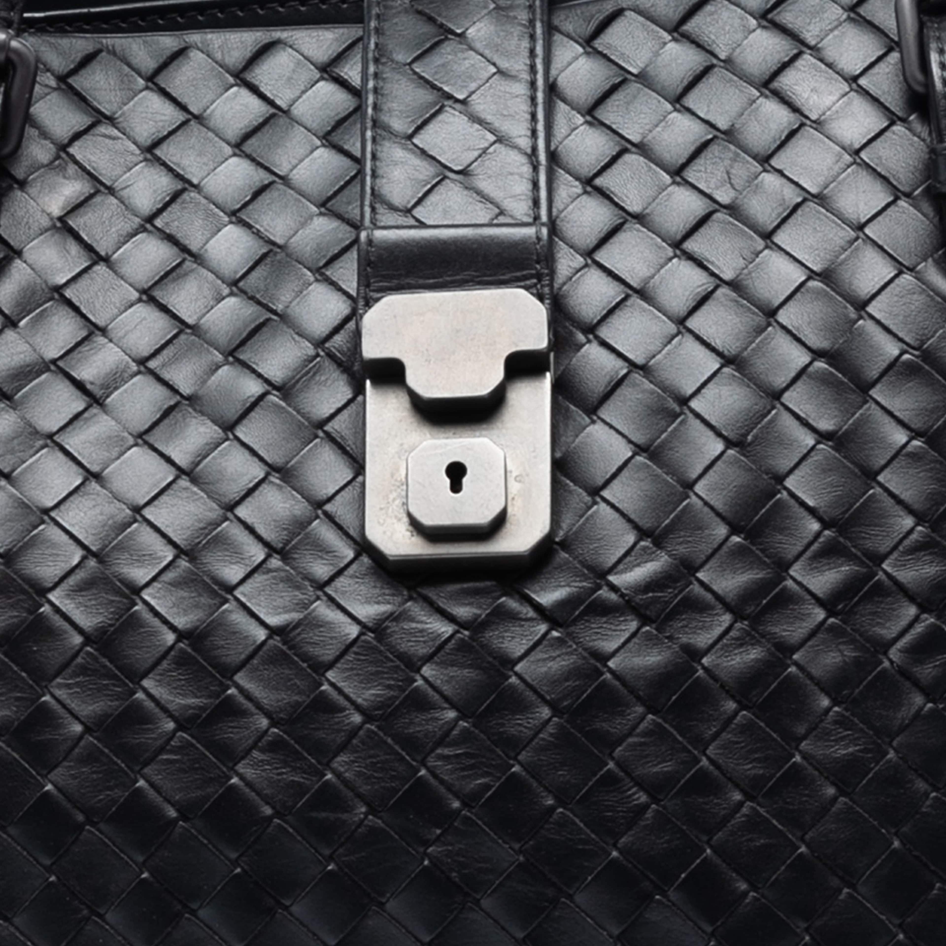 Bottega Veneta Medium Nappa Intrecciato Roma Tote, från Luxclusif, i färgen svart. Klicka för att öppna bilden i stort format
