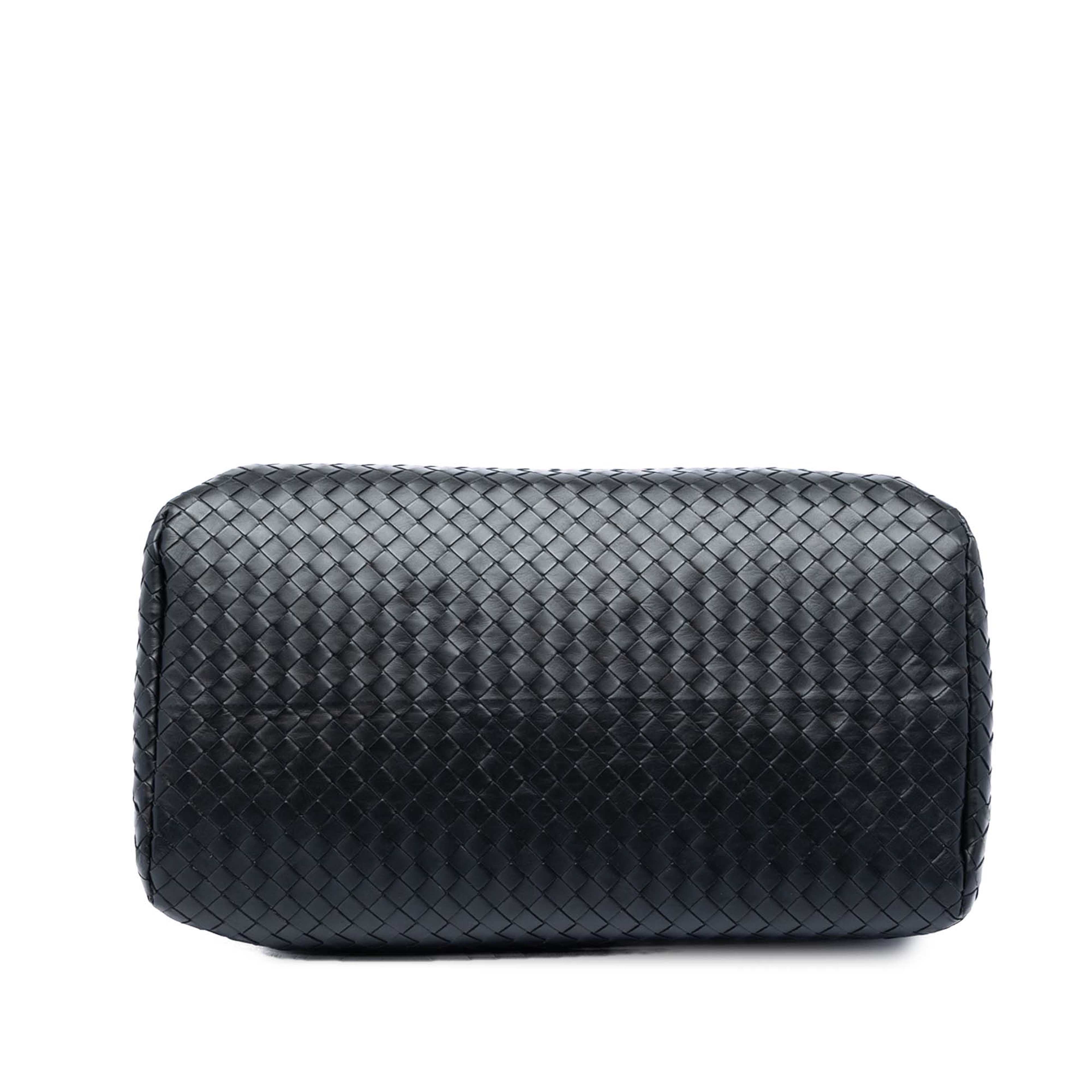 Bottega Veneta Medium Nappa Intrecciato Roma Tote, från Luxclusif, i färgen svart. Klicka för att öppna bilden i stort format