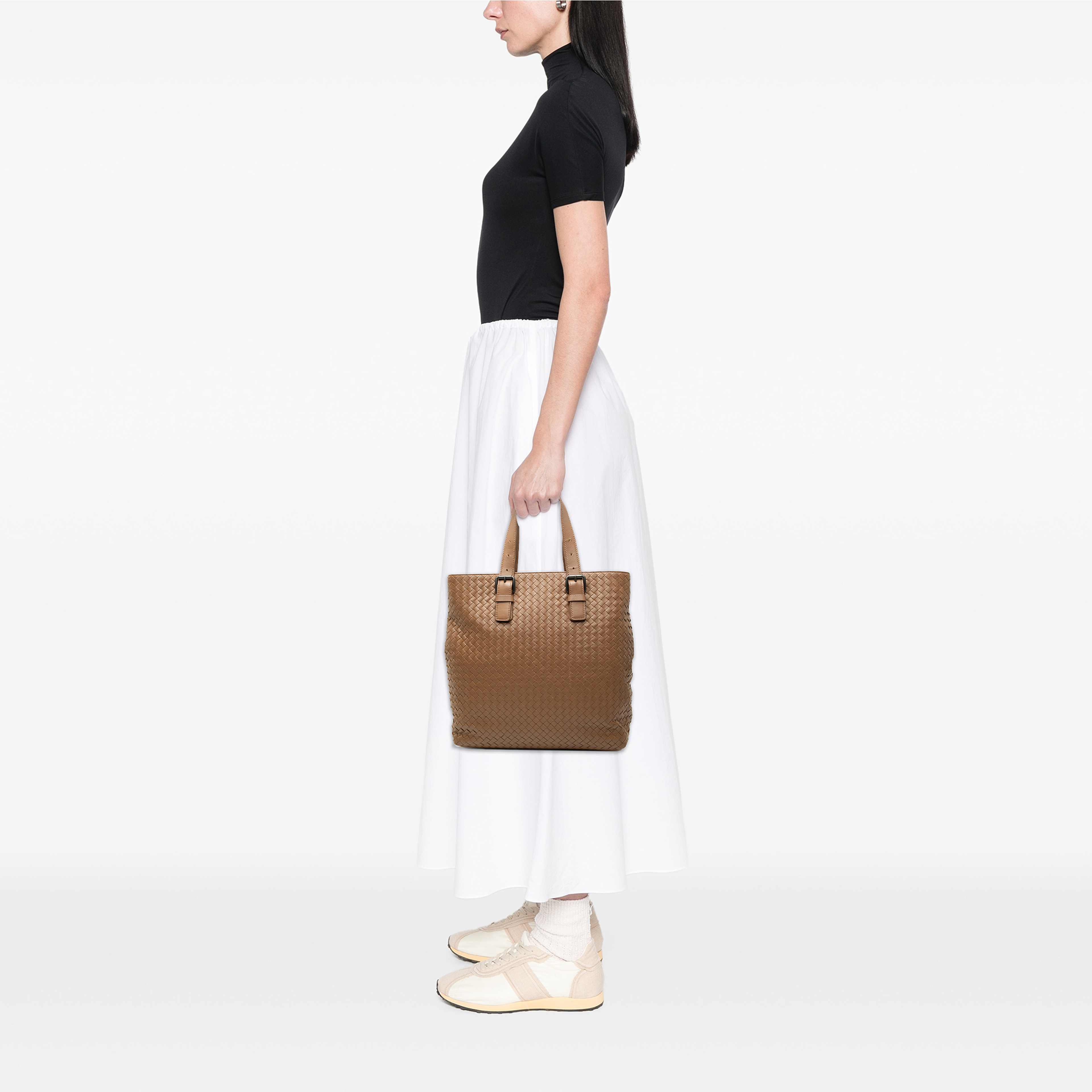 Bottega Veneta Nappa Intrecciato Belted Tote, från Luxclusif, i färgen brun. Klicka för att öppna bilden i stort format
