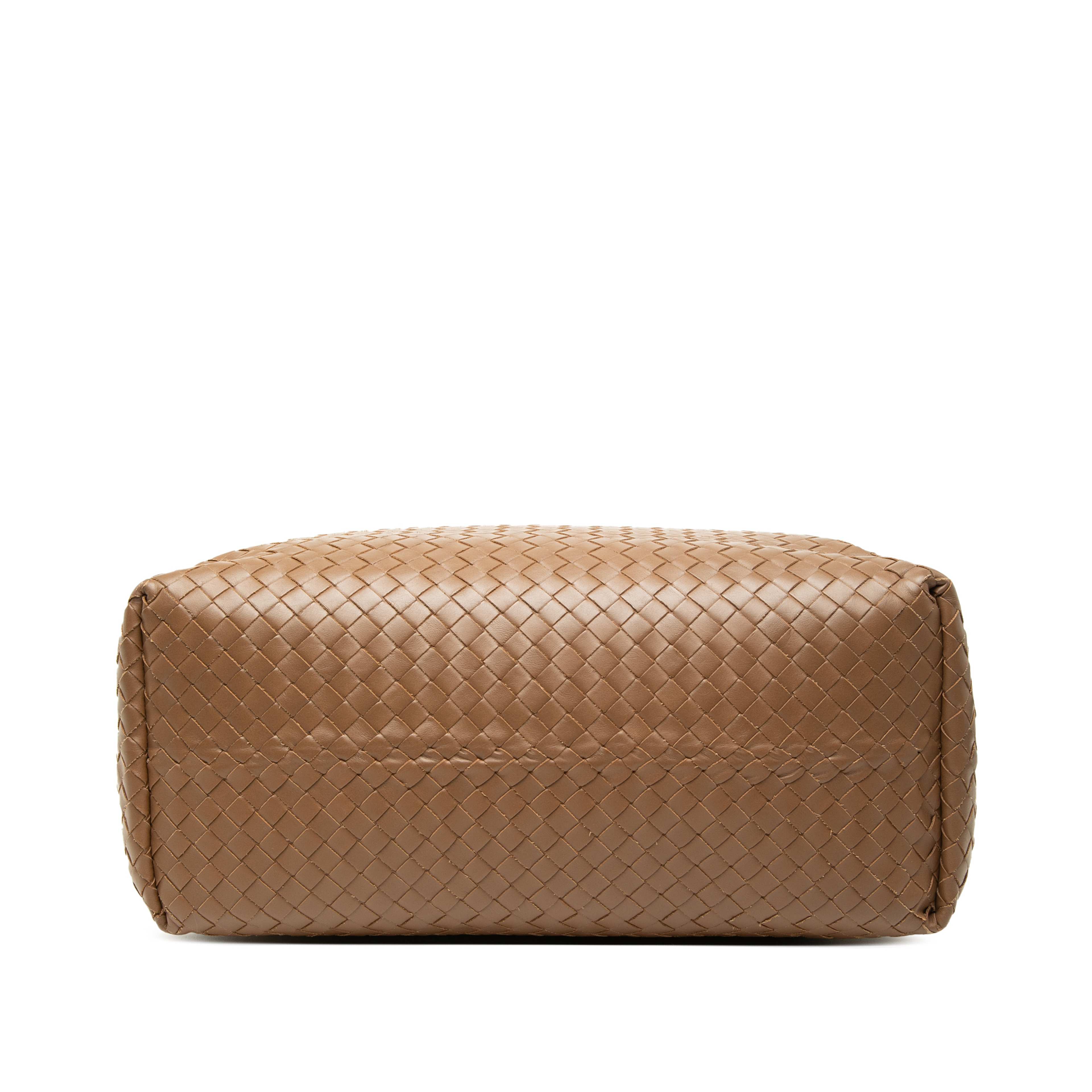 Bottega Veneta Nappa Intrecciato Belted Tote, från Luxclusif, i färgen brun. Klicka för att öppna bilden i stort format