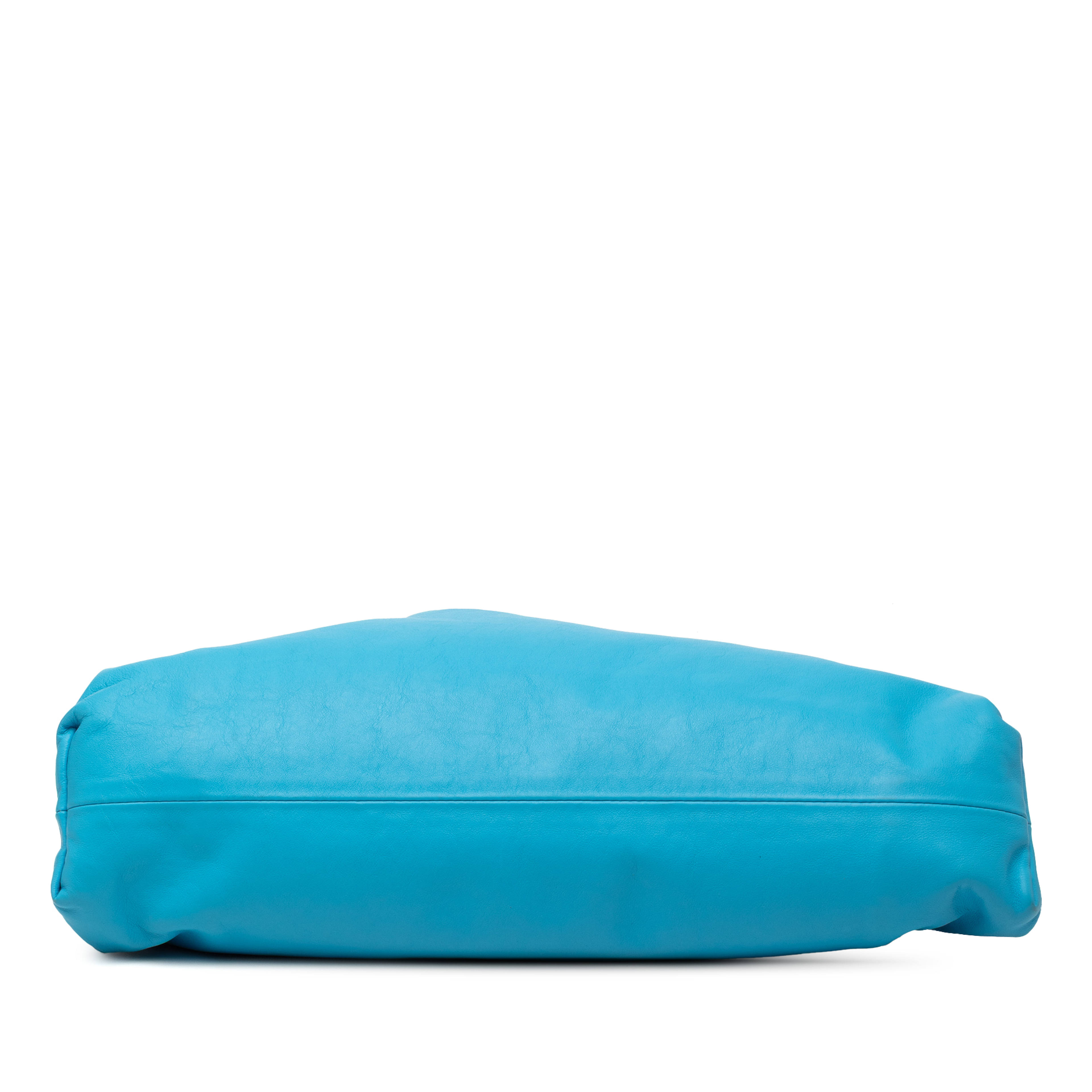 Bottega Veneta Lambskin The Pouch, från Luxclusif, i färgen aqua. Klicka för att öppna bilden i stort format